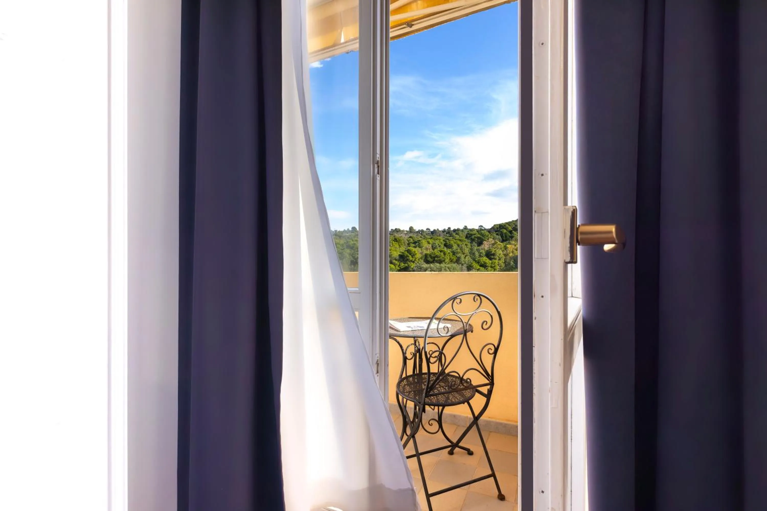 Day in Mapi’s Rooms