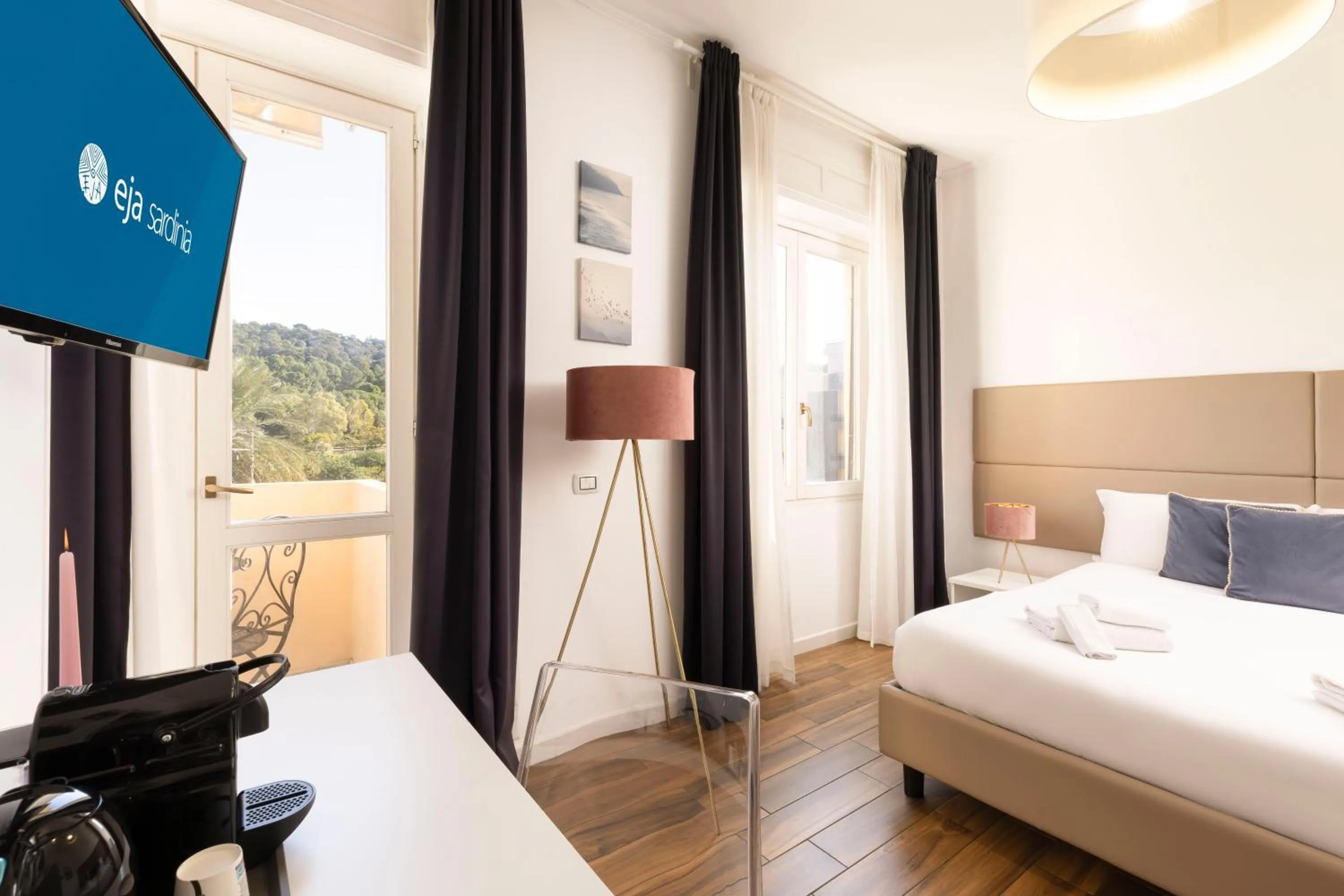 Communal lounge/ TV room, Bed in Mapi’s Rooms