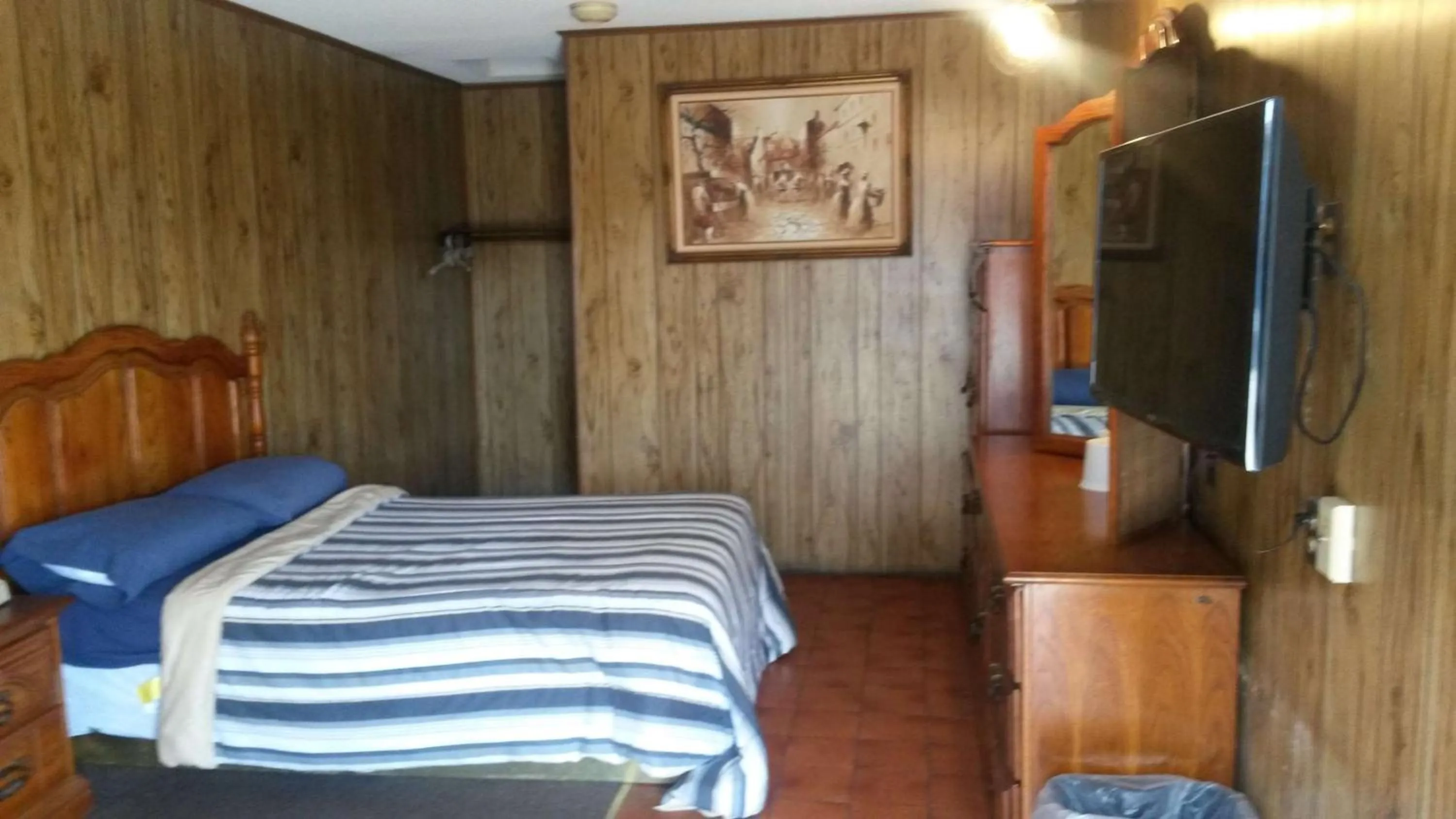 Photo of the whole room, Bed in Mayflower Motel Milford