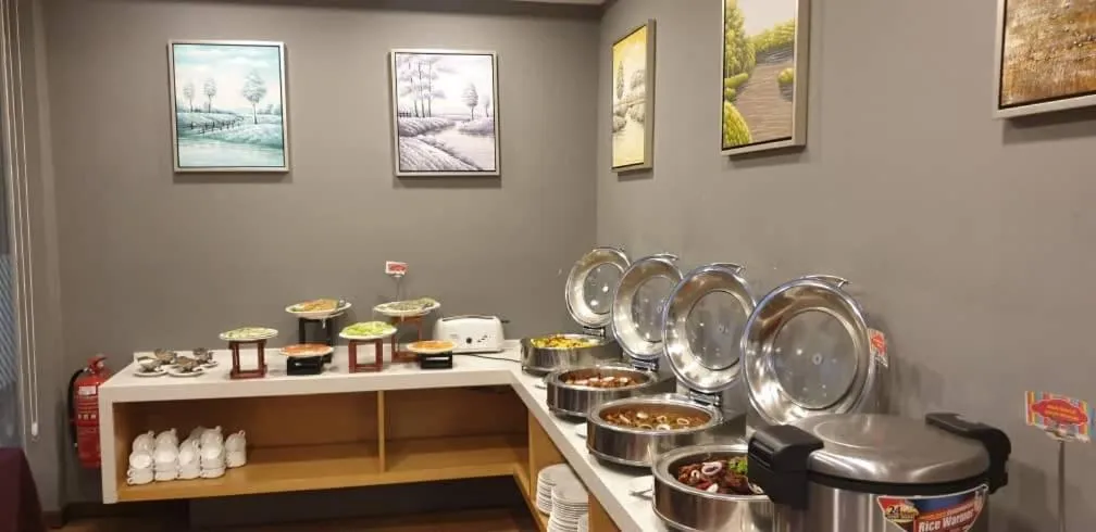 Restaurant/places to eat in Ritz Suites