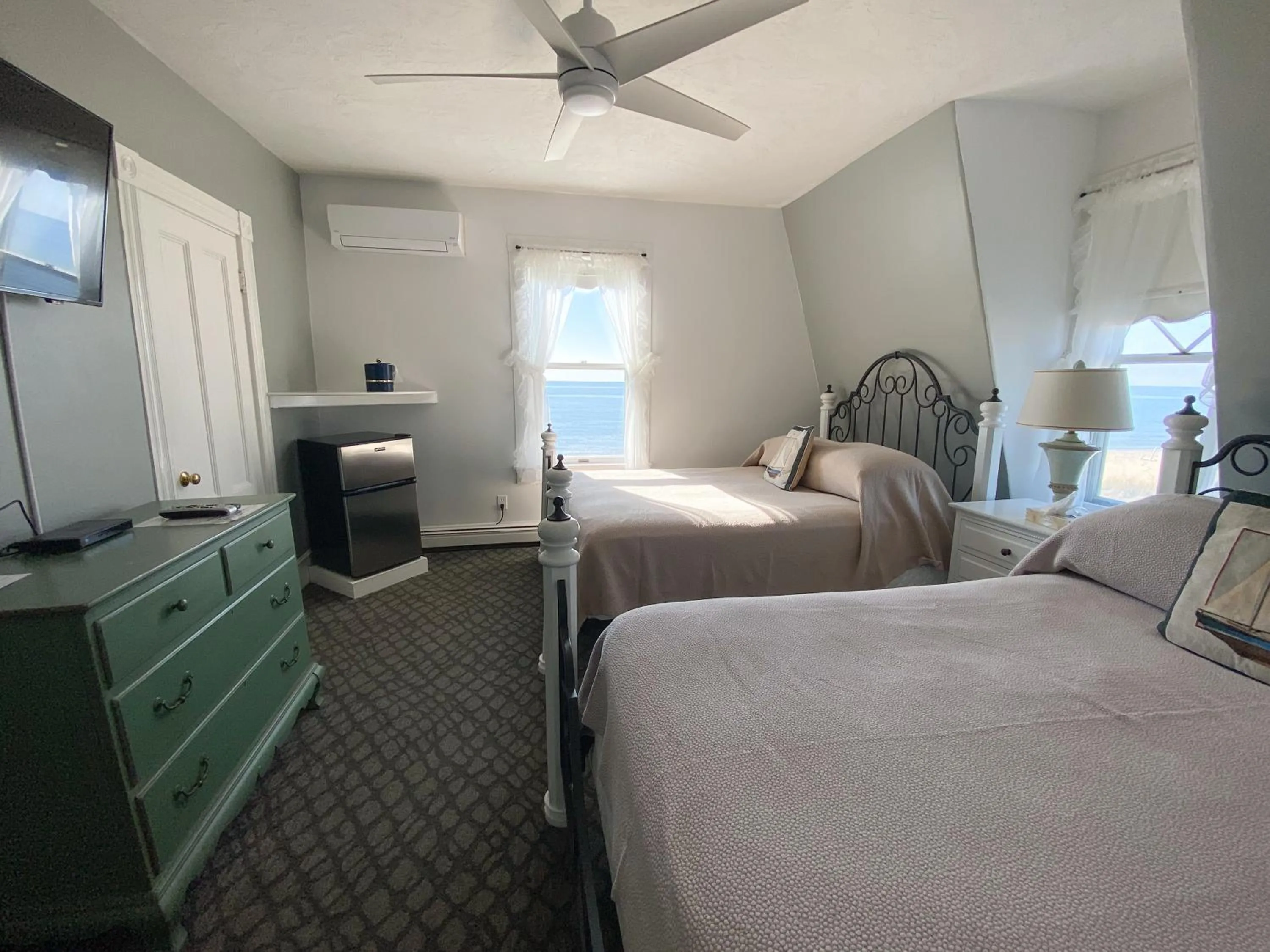 Bed in By The Sea Guests Bed & Breakfast and Suites