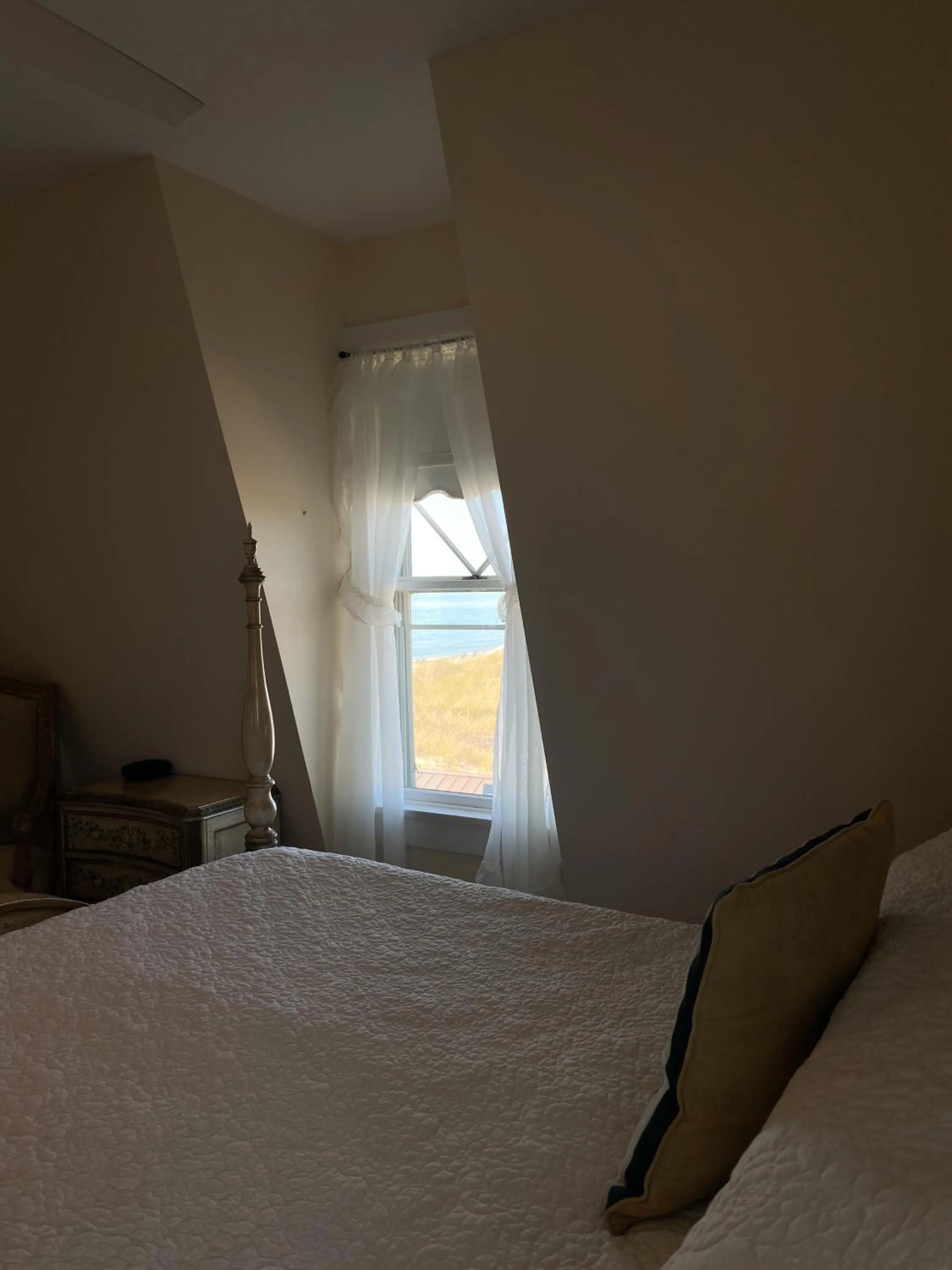 Bed in By The Sea Guests Bed & Breakfast and Suites