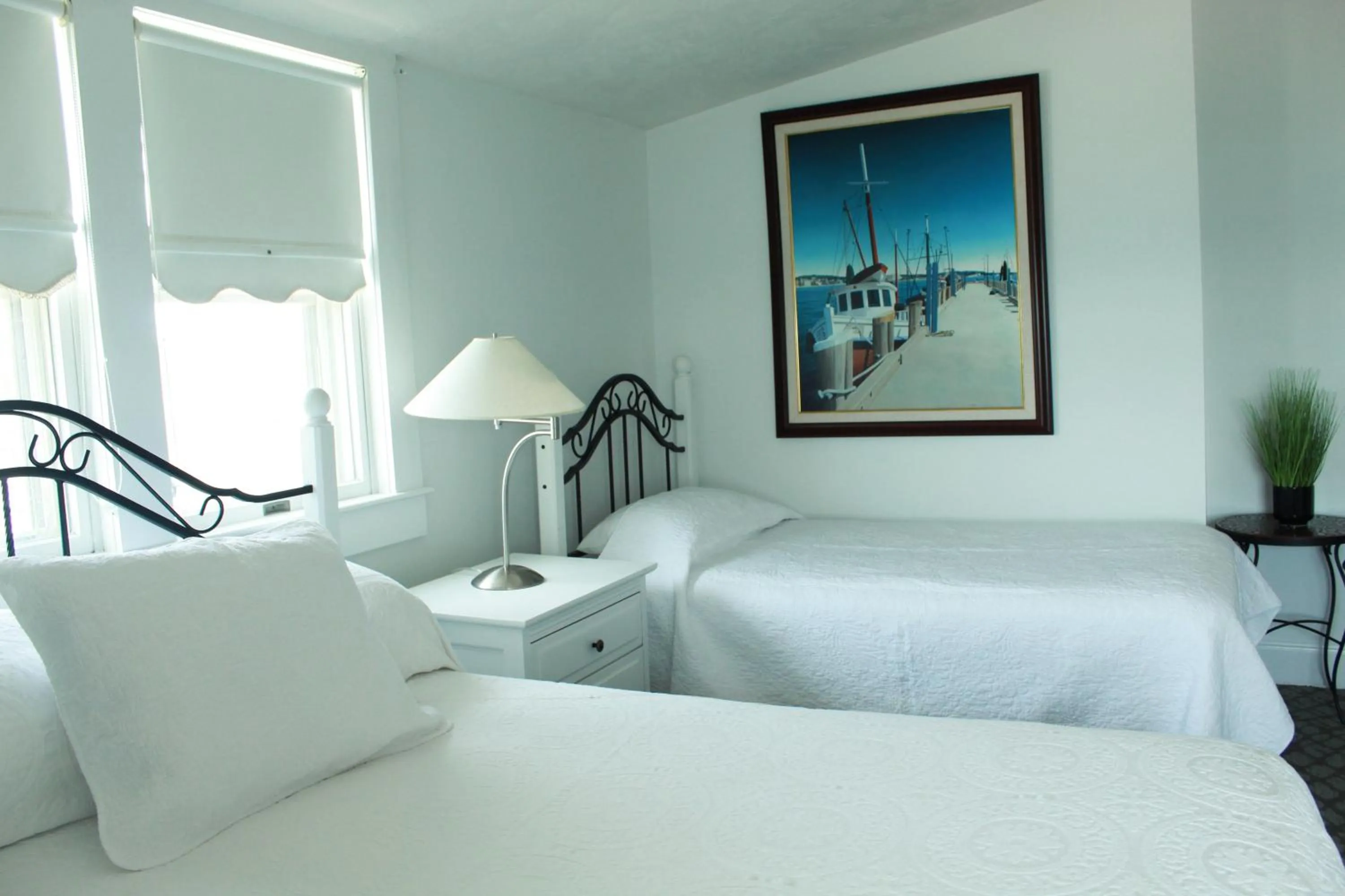 Bed in By The Sea Guests Bed & Breakfast and Suites