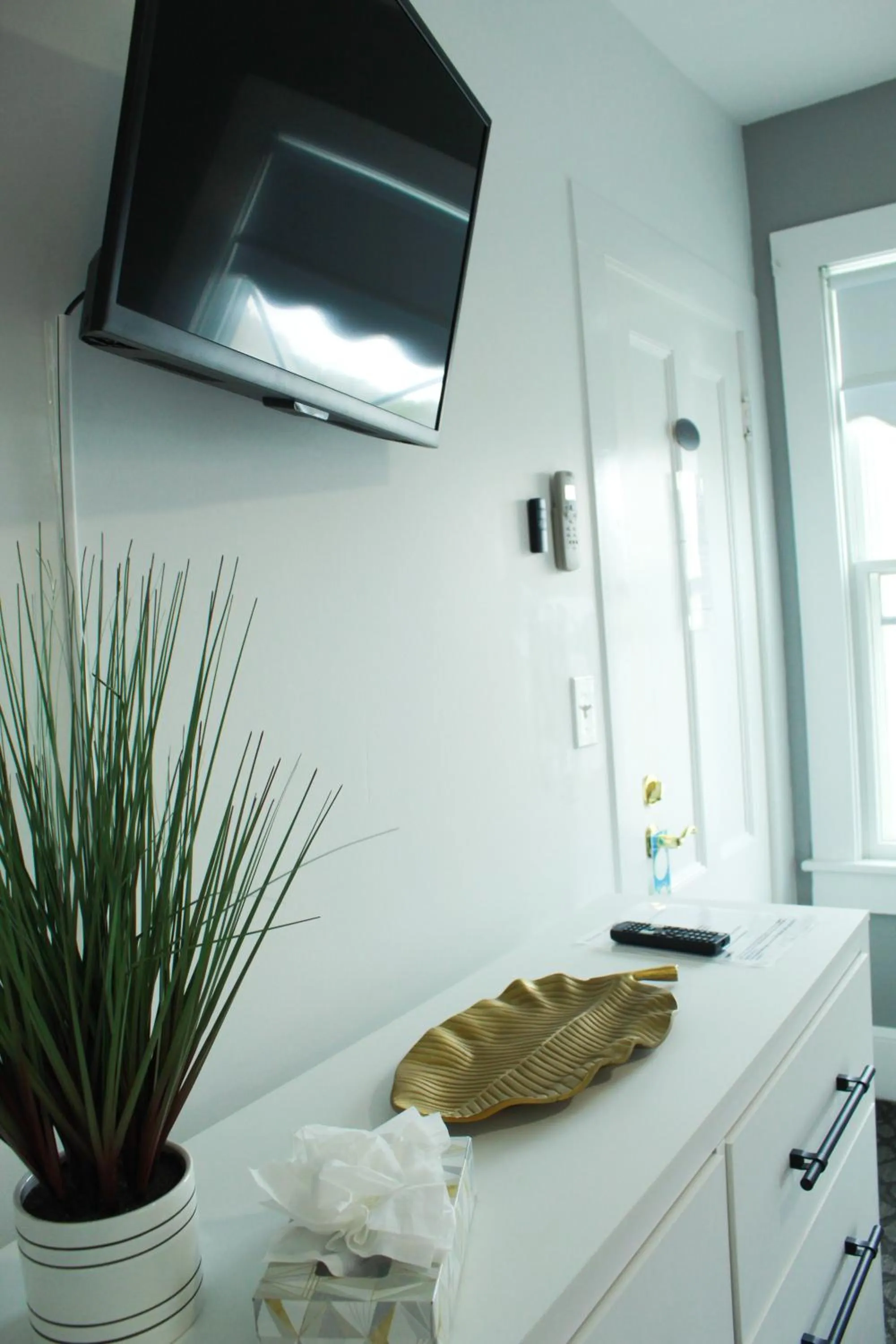 TV and multimedia in By The Sea Guests Bed & Breakfast and Suites