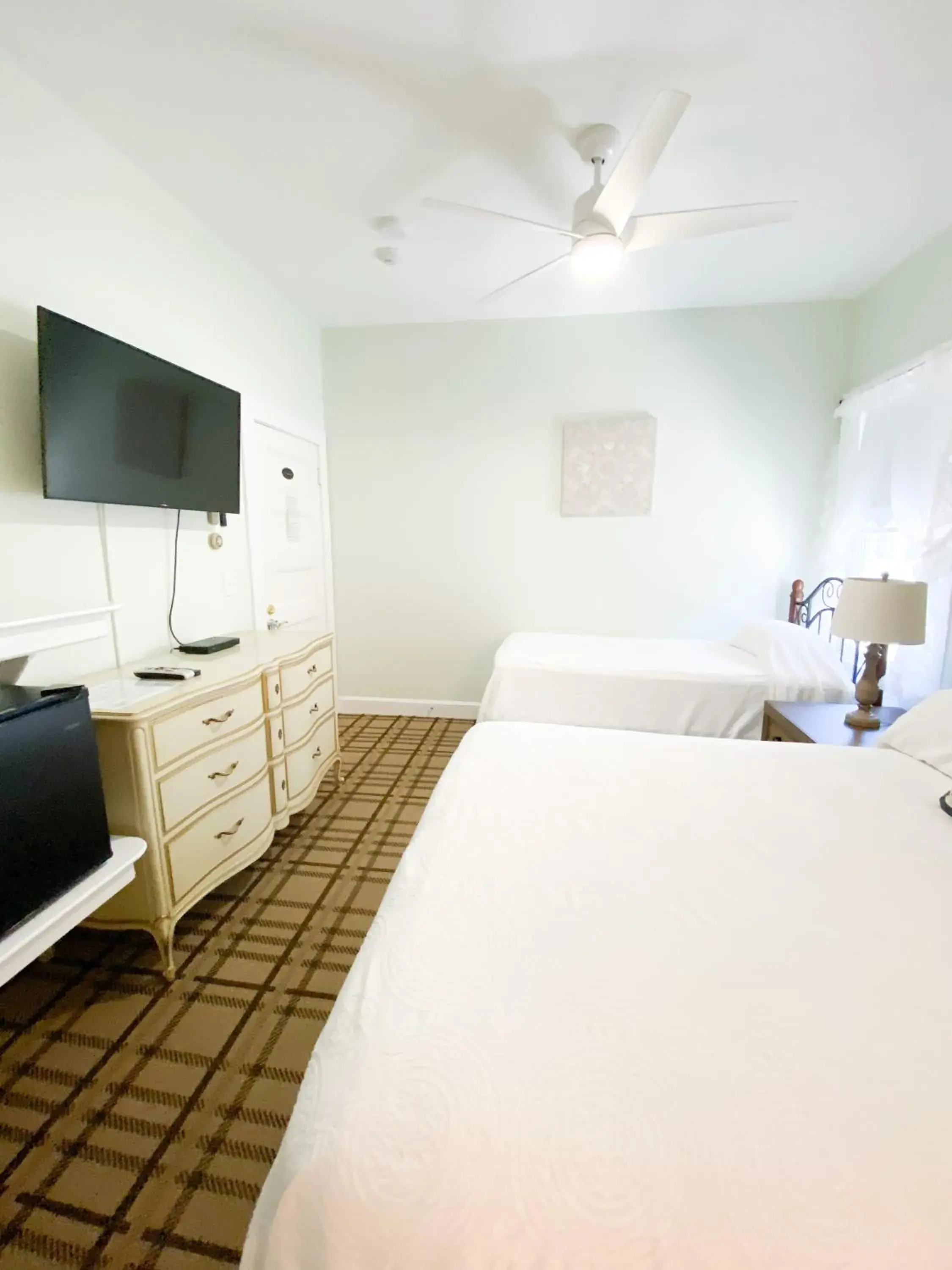 Triple Room with 1 Queen and 1 Twin – 111 in By The Sea Guests Bed & Breakfast and Suites Triple Room with 1 Queen and 1 Twin – 111 in By The Sea Guests Bed & Breakfast and Suites