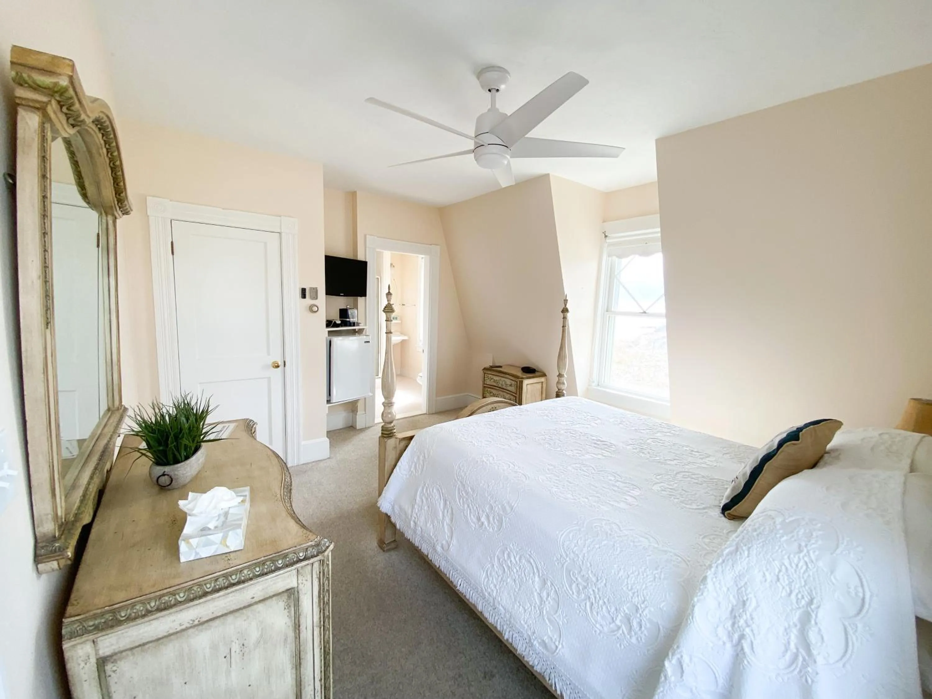 Bed in By The Sea Guests Bed & Breakfast and Suites