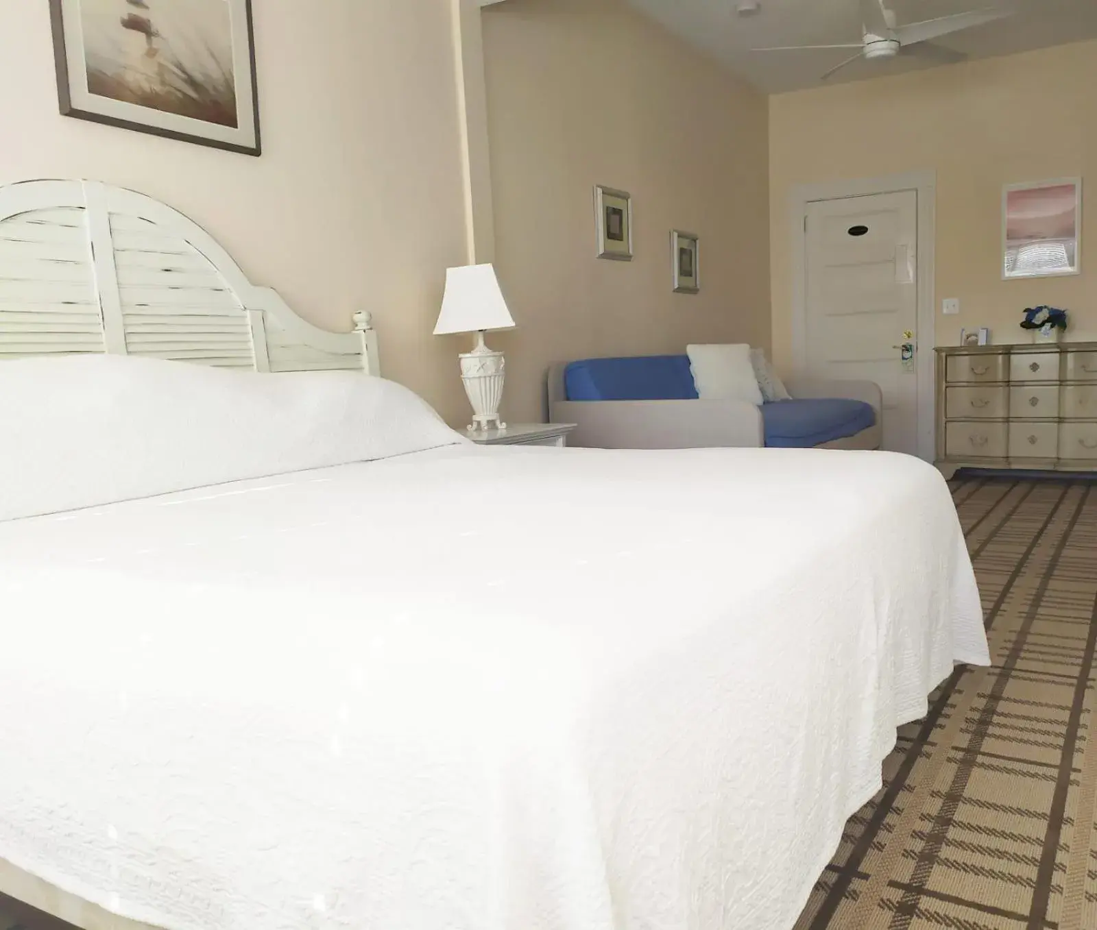 King Room with Sofa Bed – 112 in By The Sea Guests Bed & Breakfast and Suites King Room with Sofa Bed – 112 in By The Sea Guests Bed & Breakfast and Suites