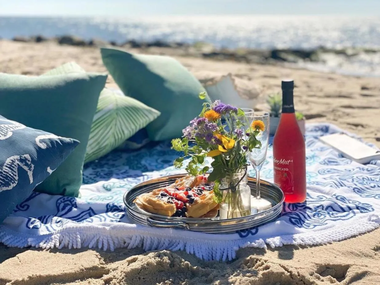 Entertainment in By The Sea Guests Bed & Breakfast and Suites