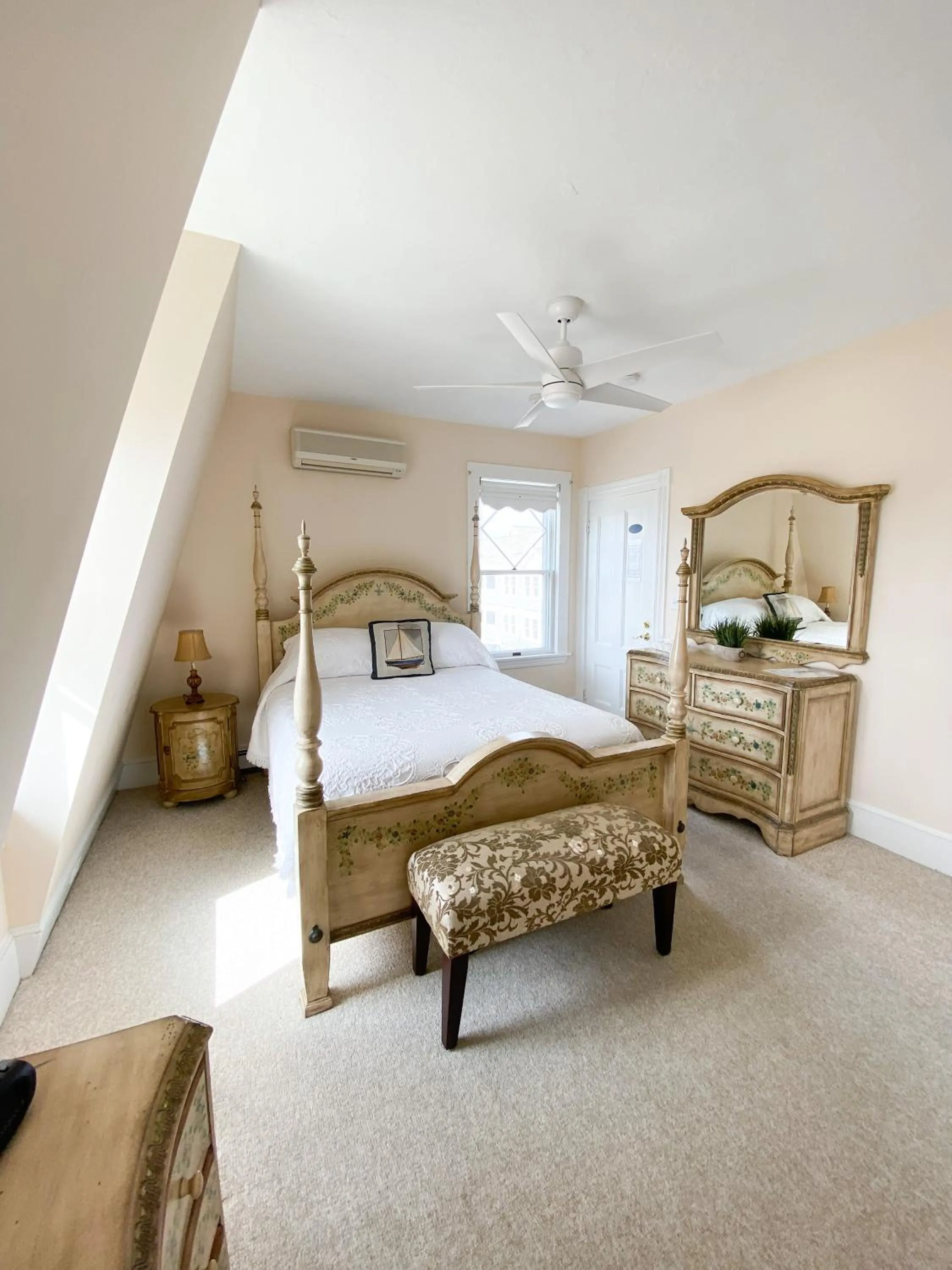 Bed in By The Sea Guests Bed & Breakfast and Suites