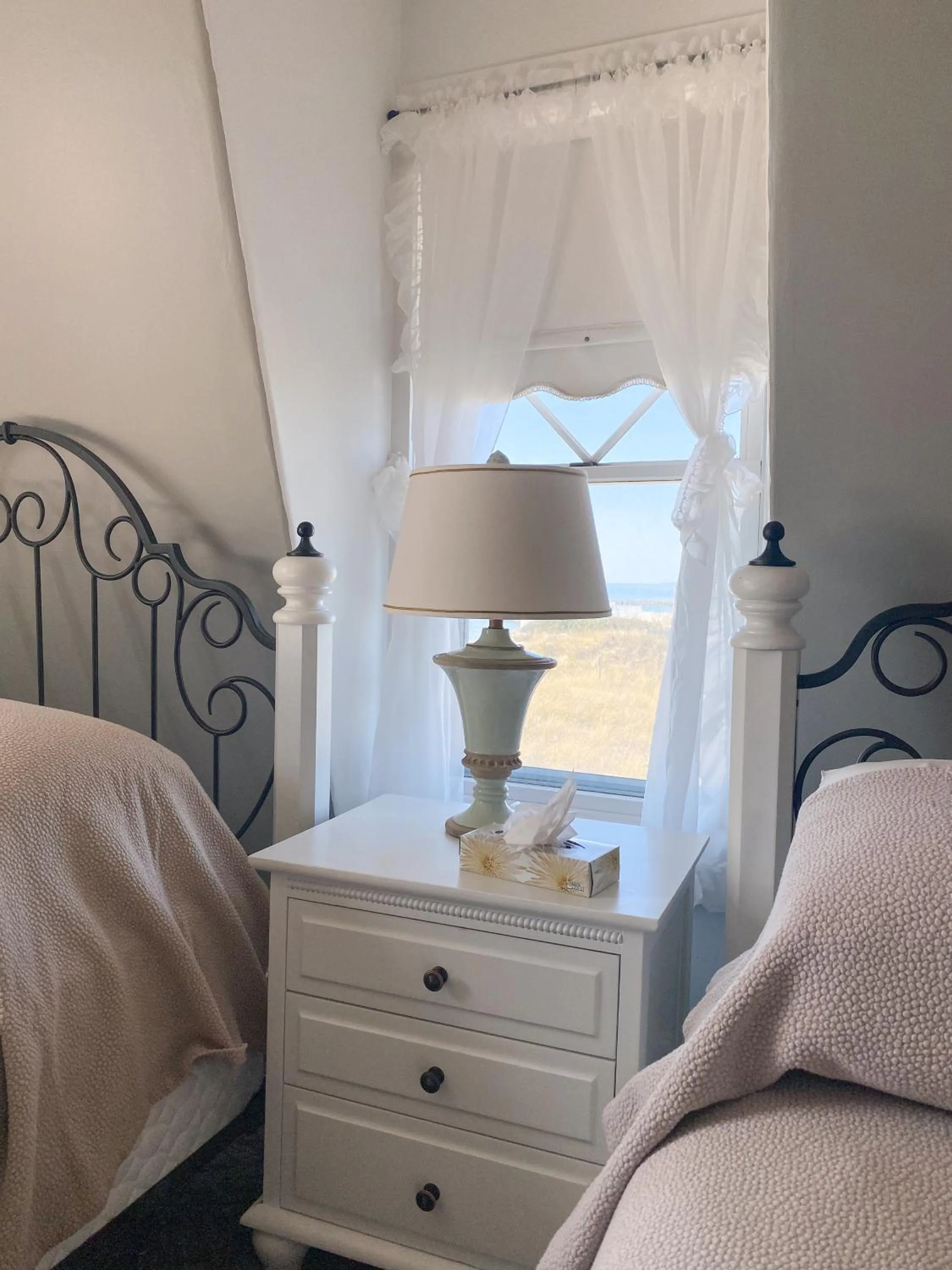 Bed in By The Sea Guests Bed & Breakfast and Suites