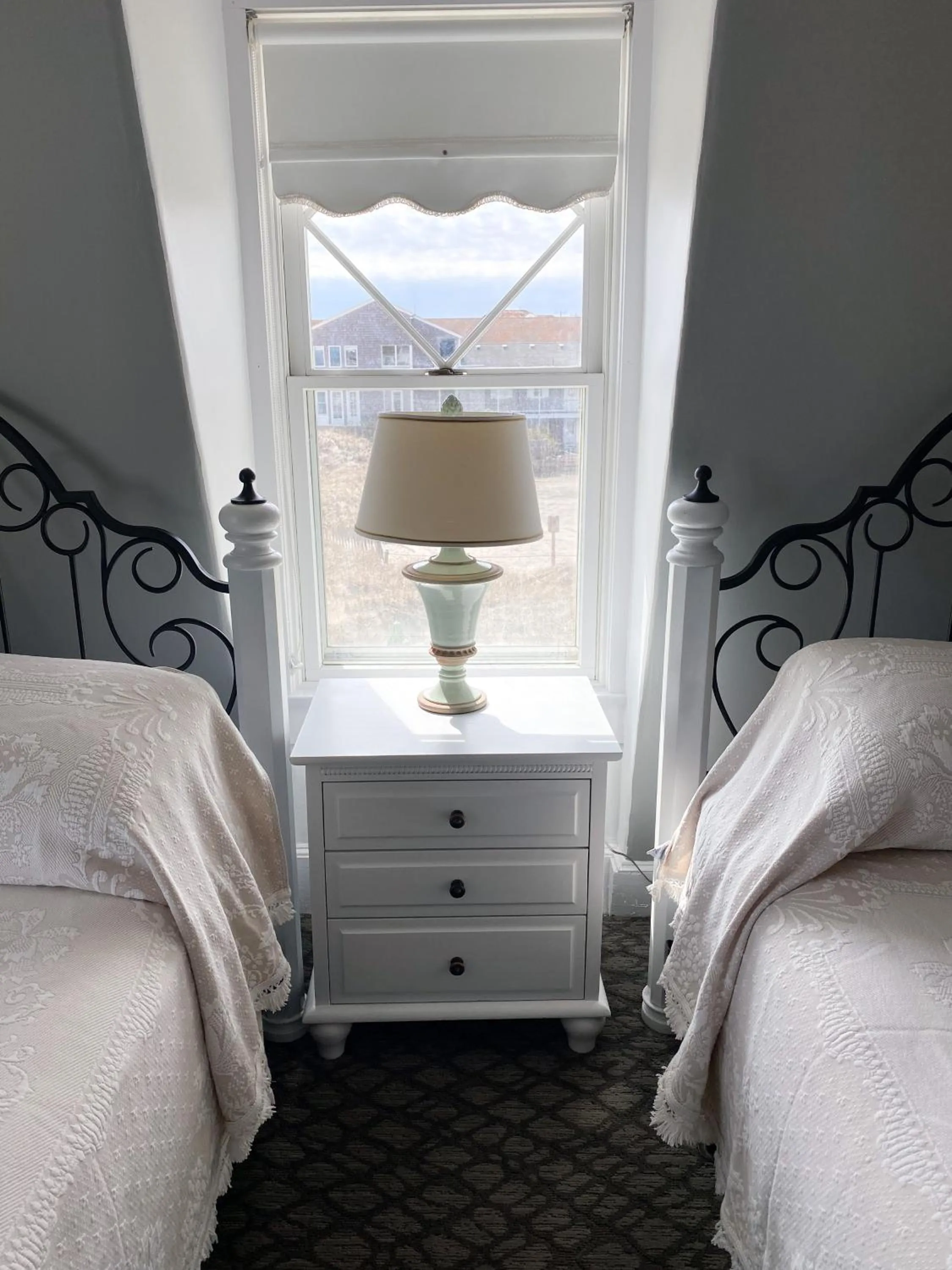 Bed in By The Sea Guests Bed & Breakfast and Suites