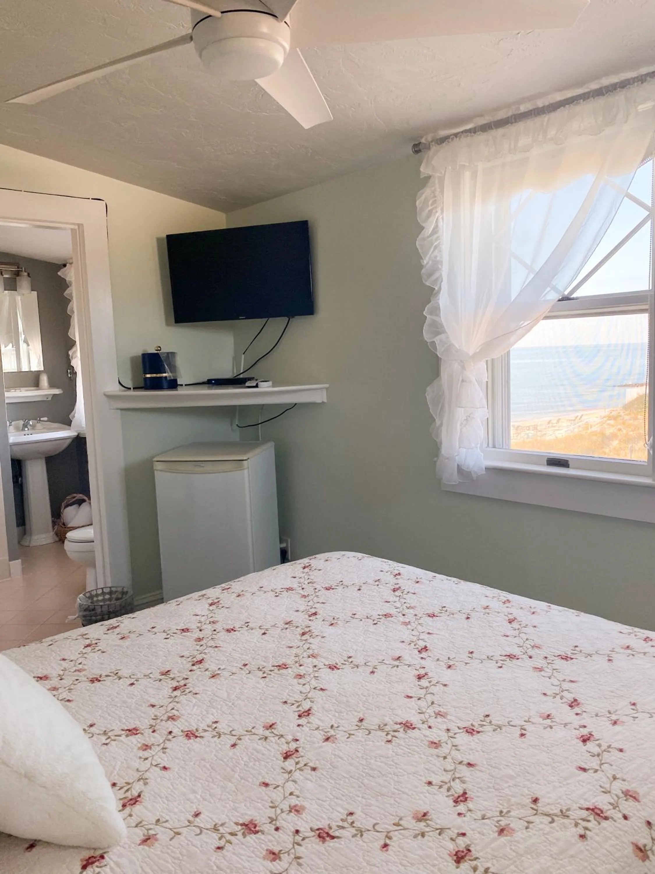 Bed in By The Sea Guests Bed & Breakfast and Suites