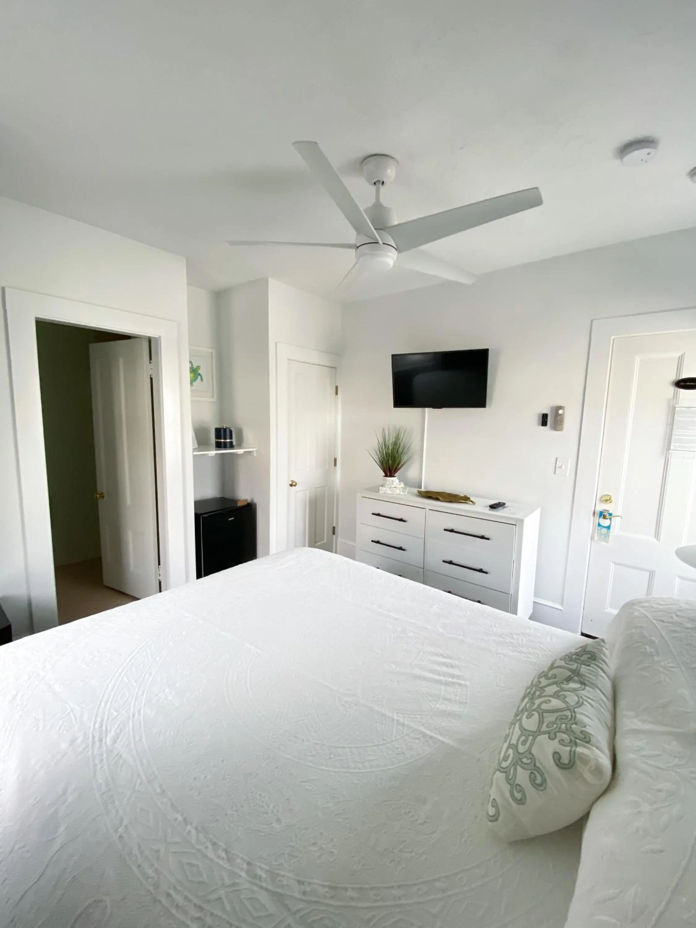 Bed in By The Sea Guests Bed & Breakfast and Suites