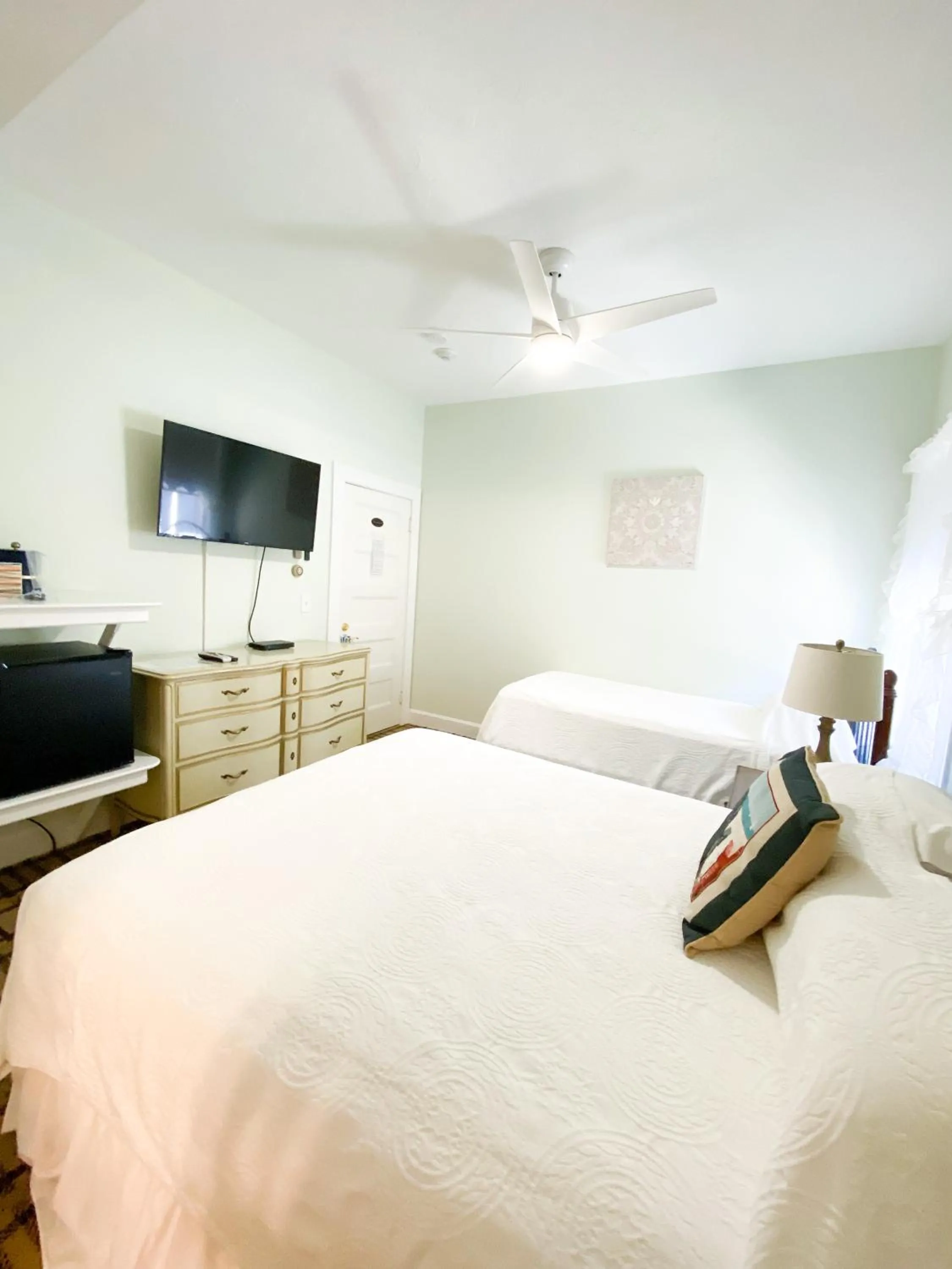 Bed in By The Sea Guests Bed & Breakfast and Suites