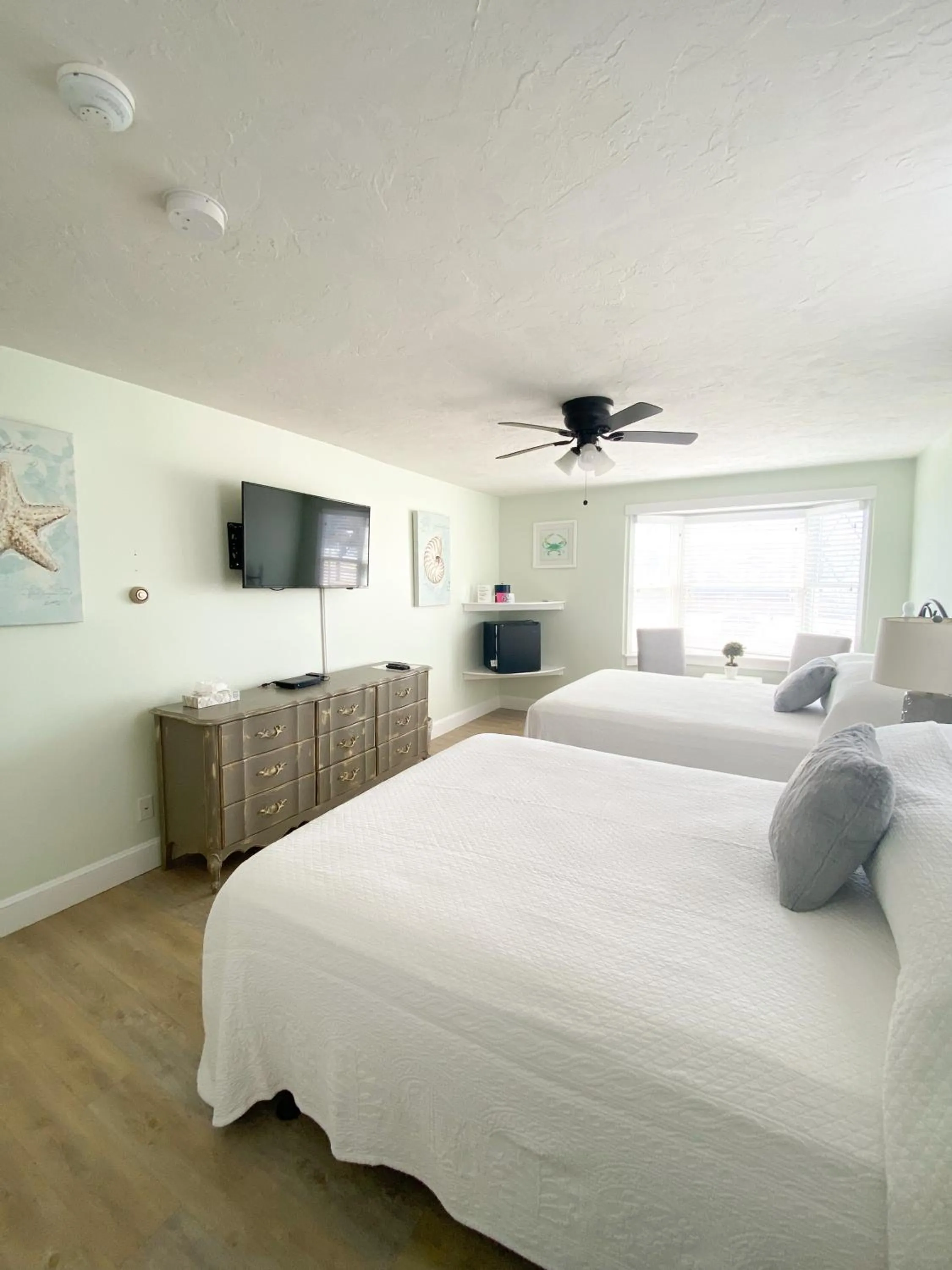 Bed in By The Sea Guests Bed & Breakfast and Suites