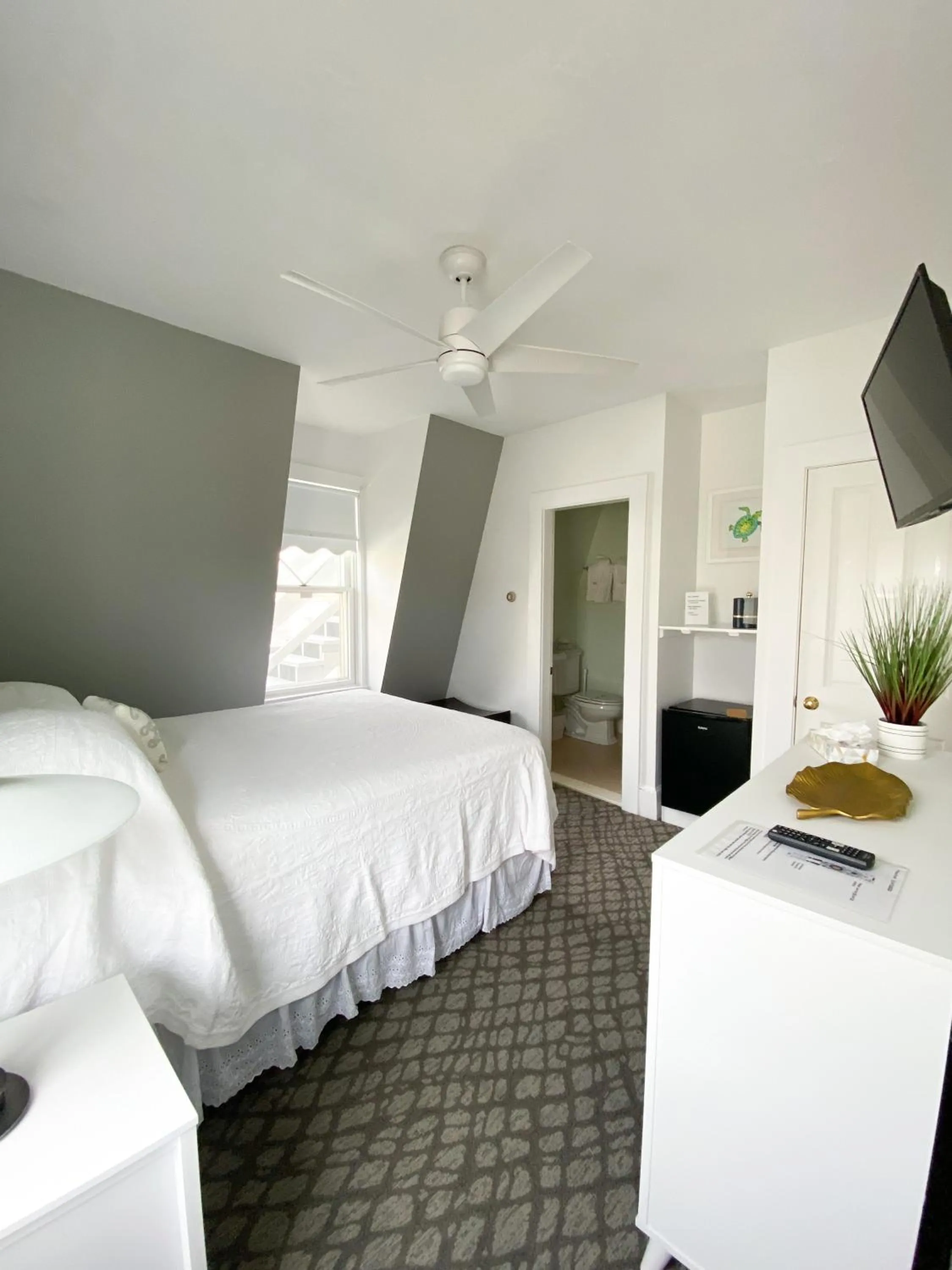 Bed in By The Sea Guests Bed & Breakfast and Suites