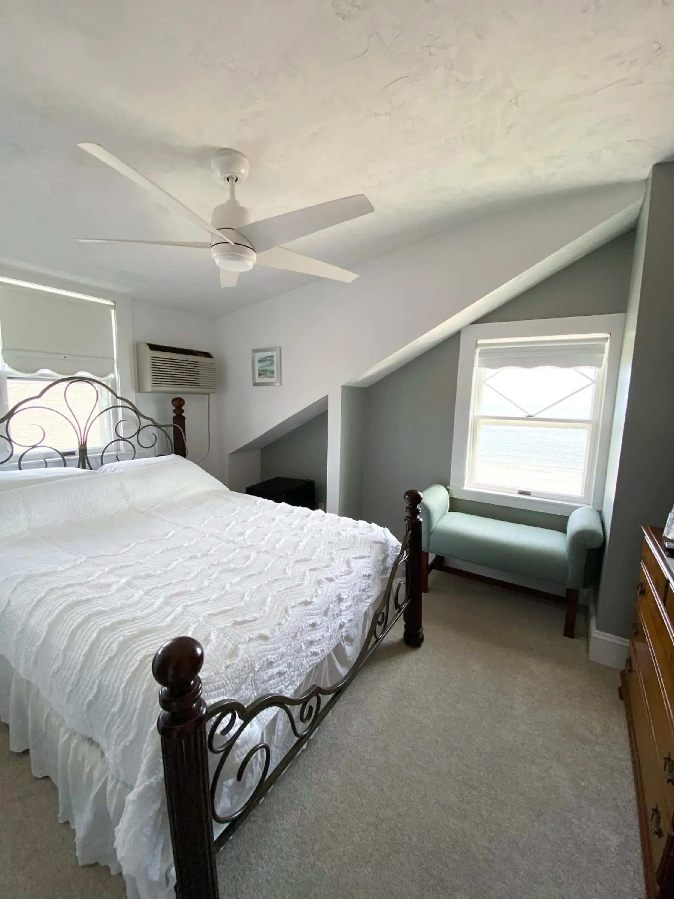 Queen Room with One Queen Bed and Oceanfront– 307 in By The Sea Guests Bed & Breakfast and Suites Queen Room with One Queen Bed and Oceanfront– 307 in By The Sea Guests Bed & Breakfast and Suites