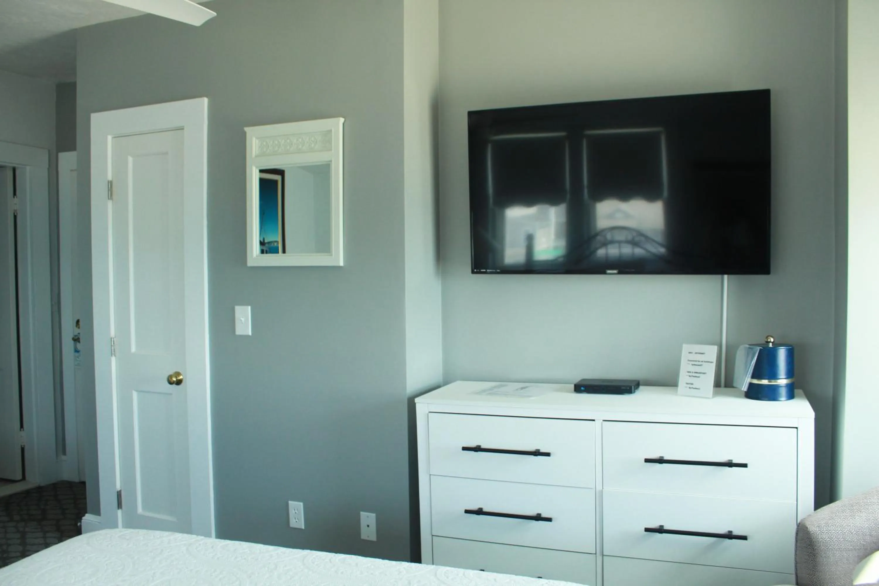 TV and multimedia in By The Sea Guests Bed & Breakfast and Suites