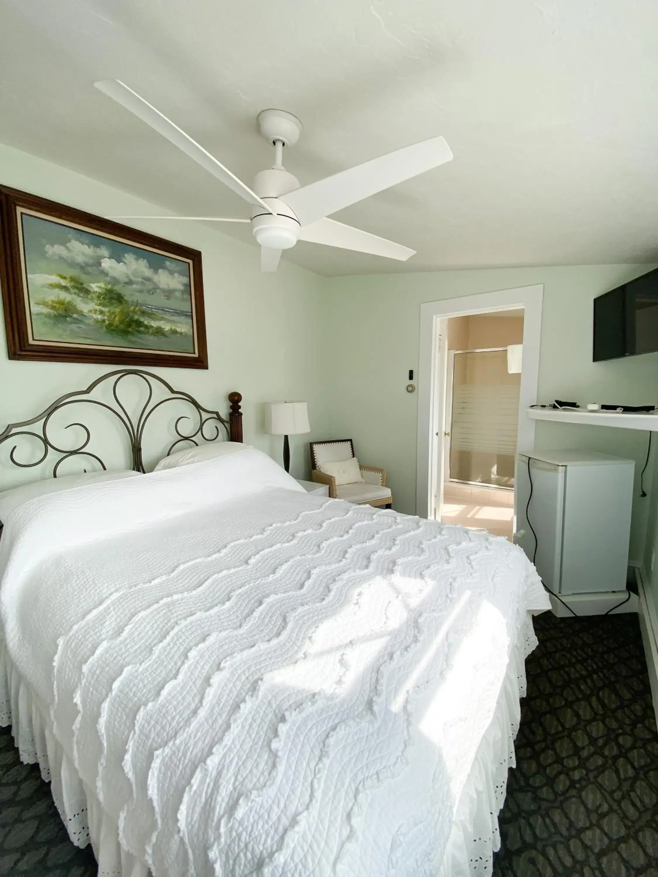 Queen Room with One Queen Bed and Partial Ocean Views – 310 in By The Sea Guests Bed & Breakfast and Suites Queen Room with One Queen Bed and Partial Ocean Views – 310 in By The Sea Guests Bed & Breakfast and Suites