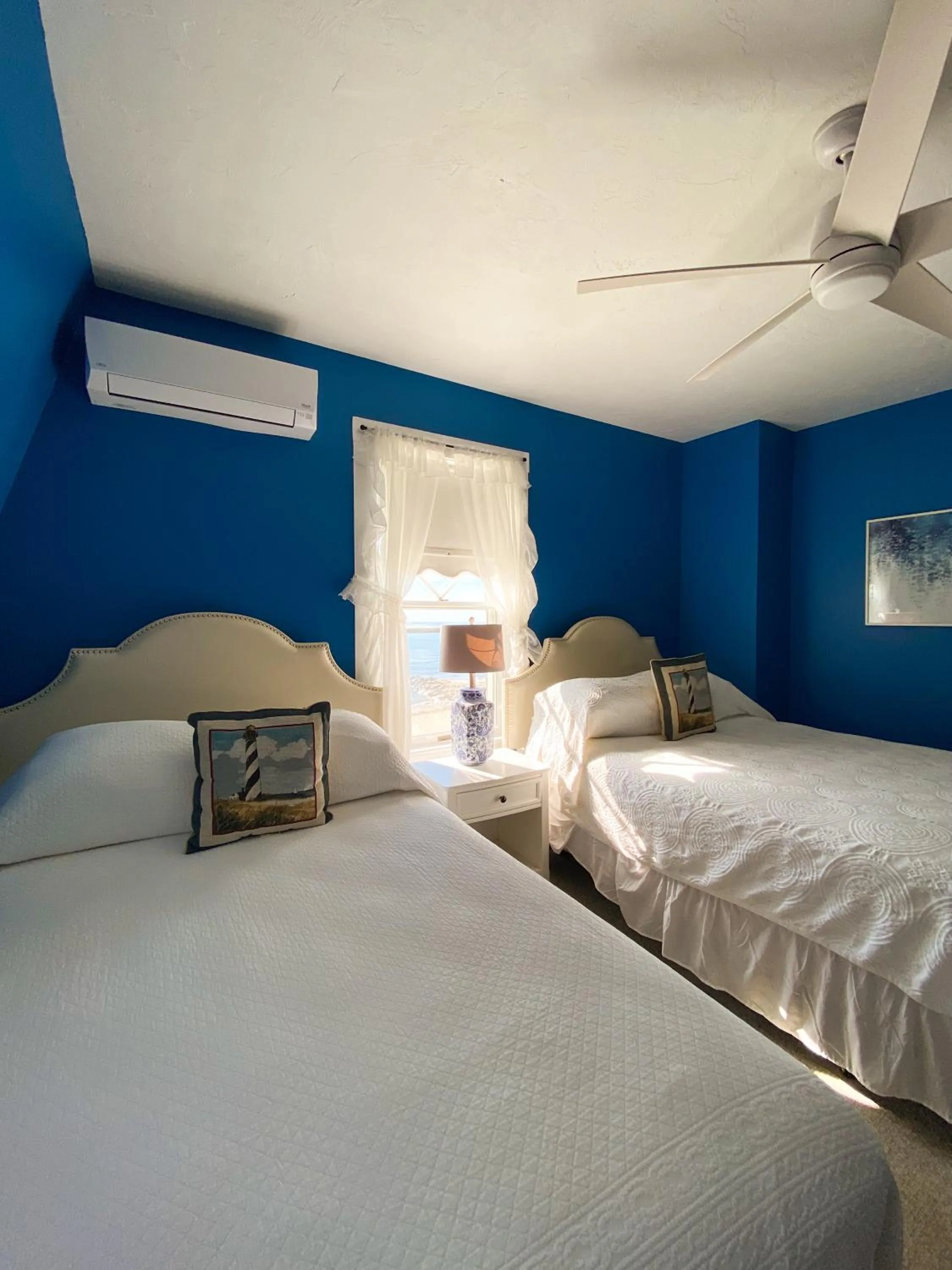 Bed in By The Sea Guests Bed & Breakfast and Suites