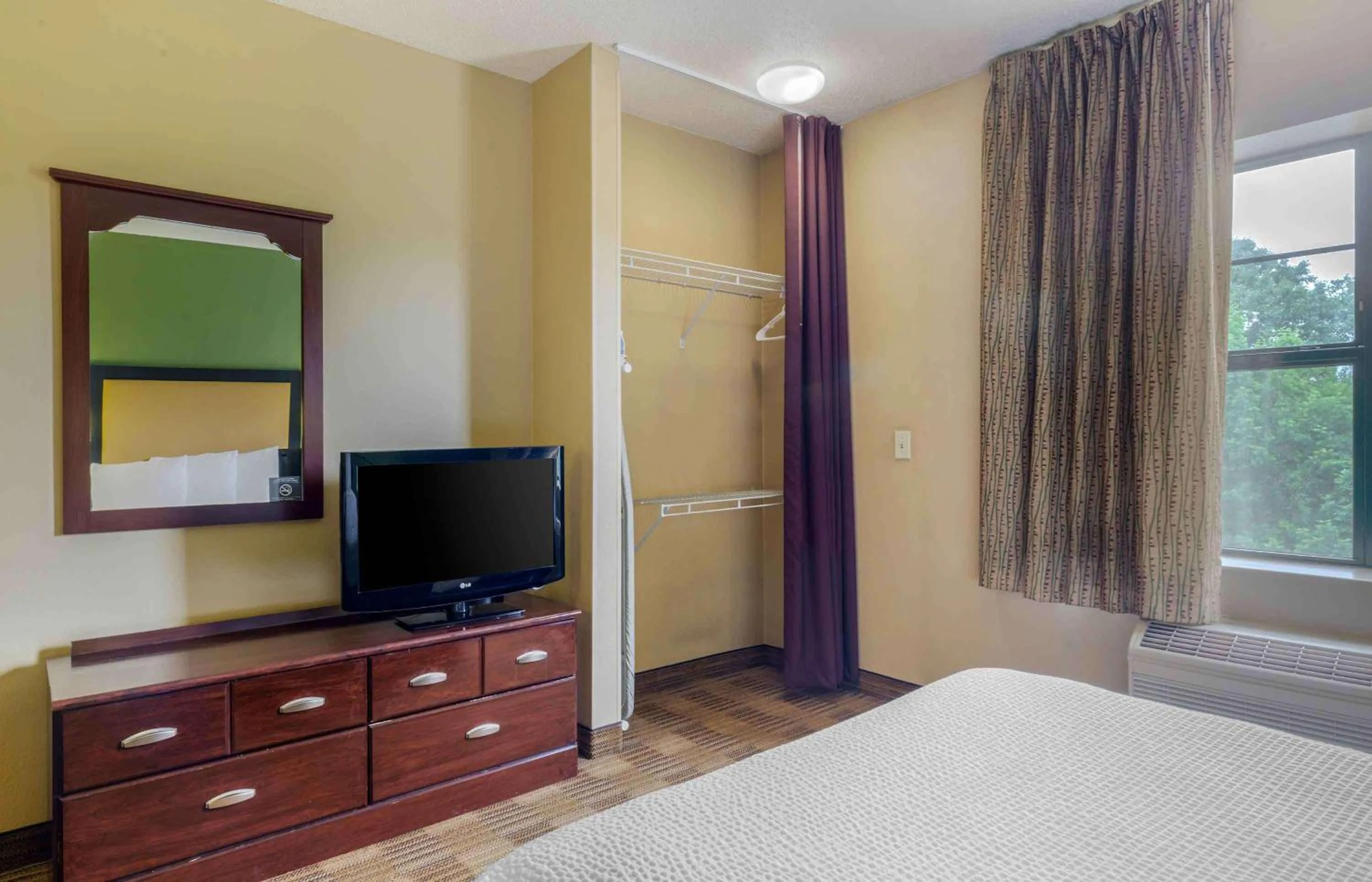 Bedroom, Bed in Extended Stay America - Providence - West Warwick
