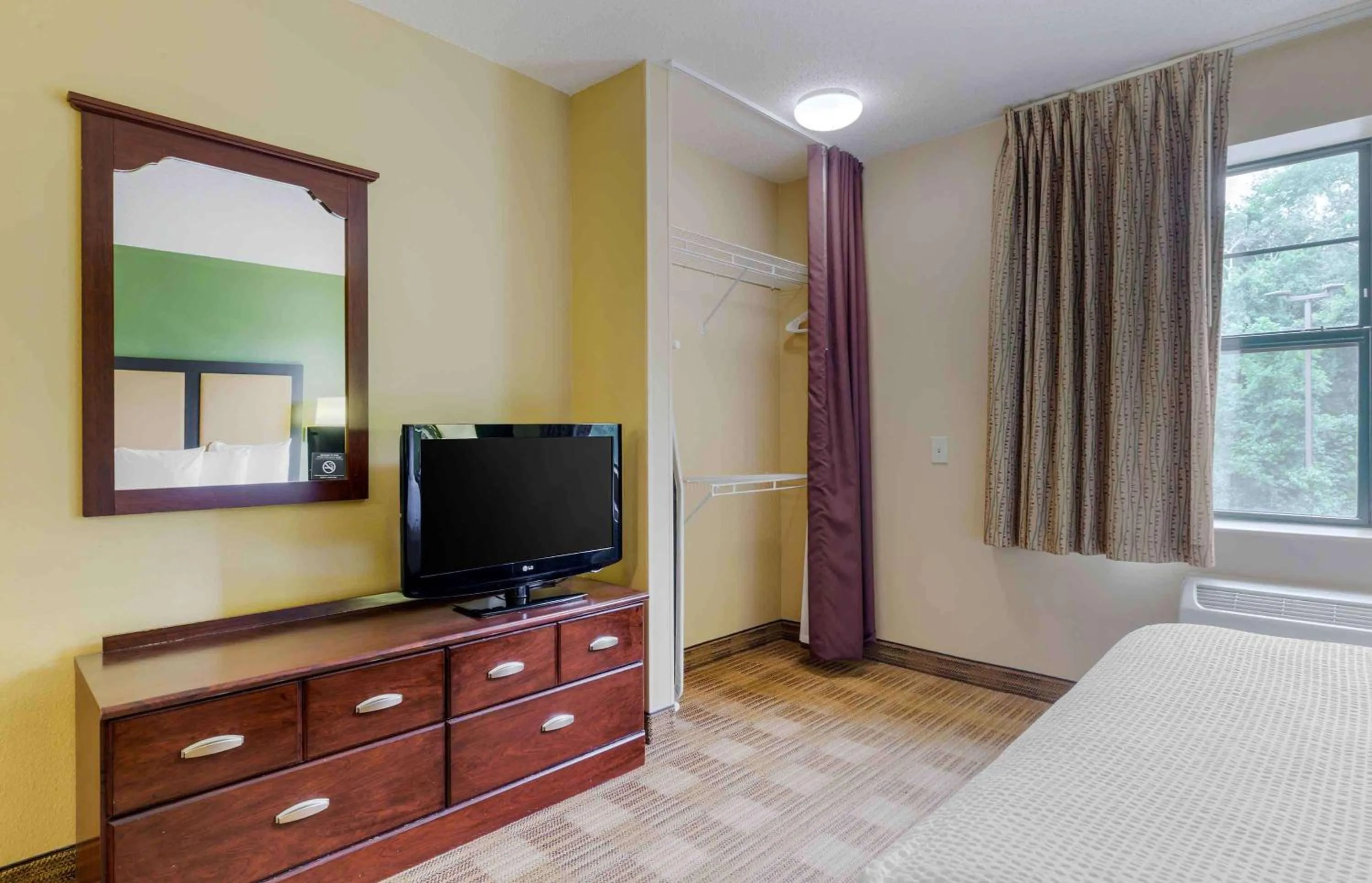 Bedroom, Bed in Extended Stay America - Providence - West Warwick