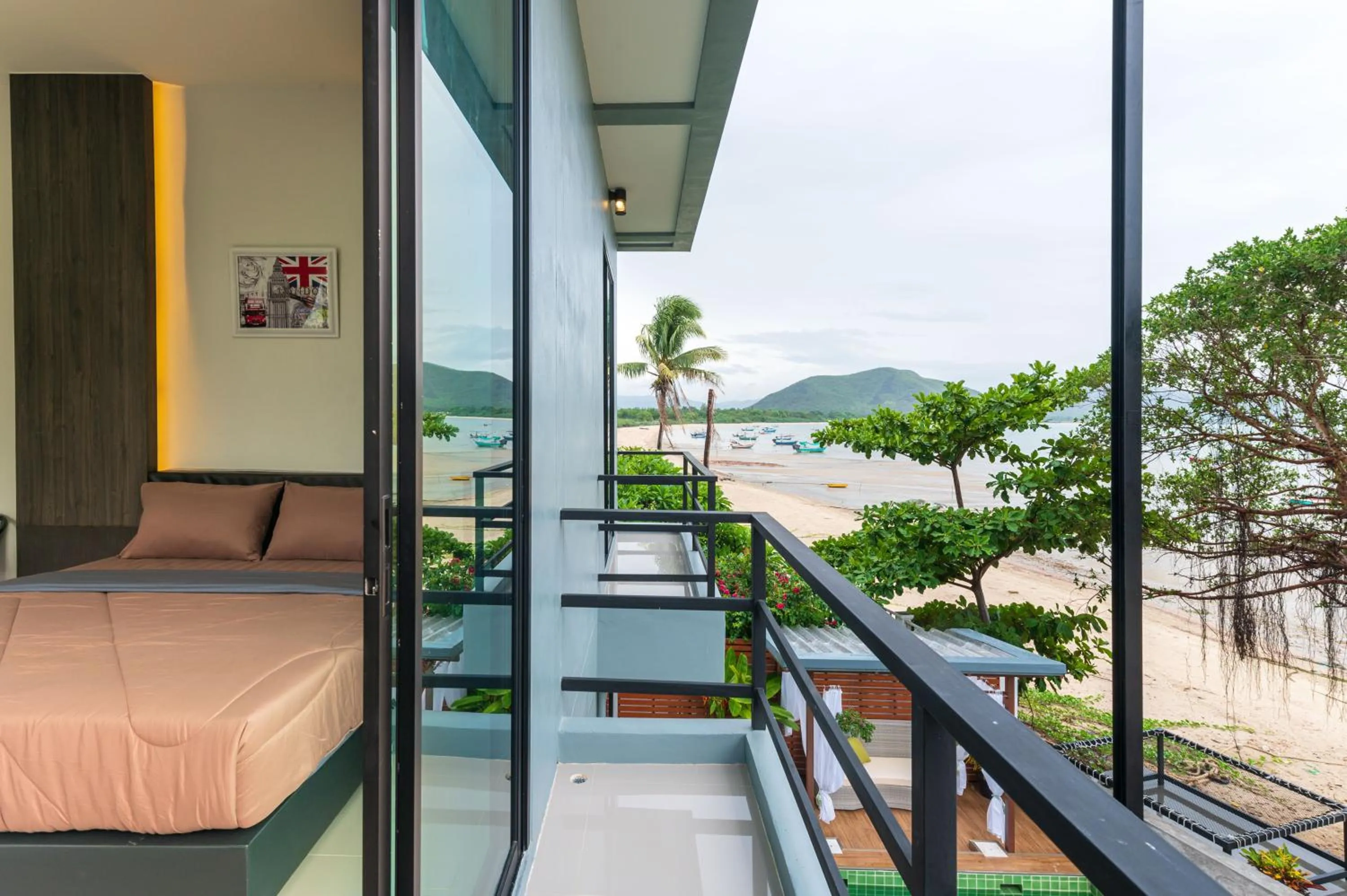 Balcony/Terrace, Bed in Aownoi Bay Resort