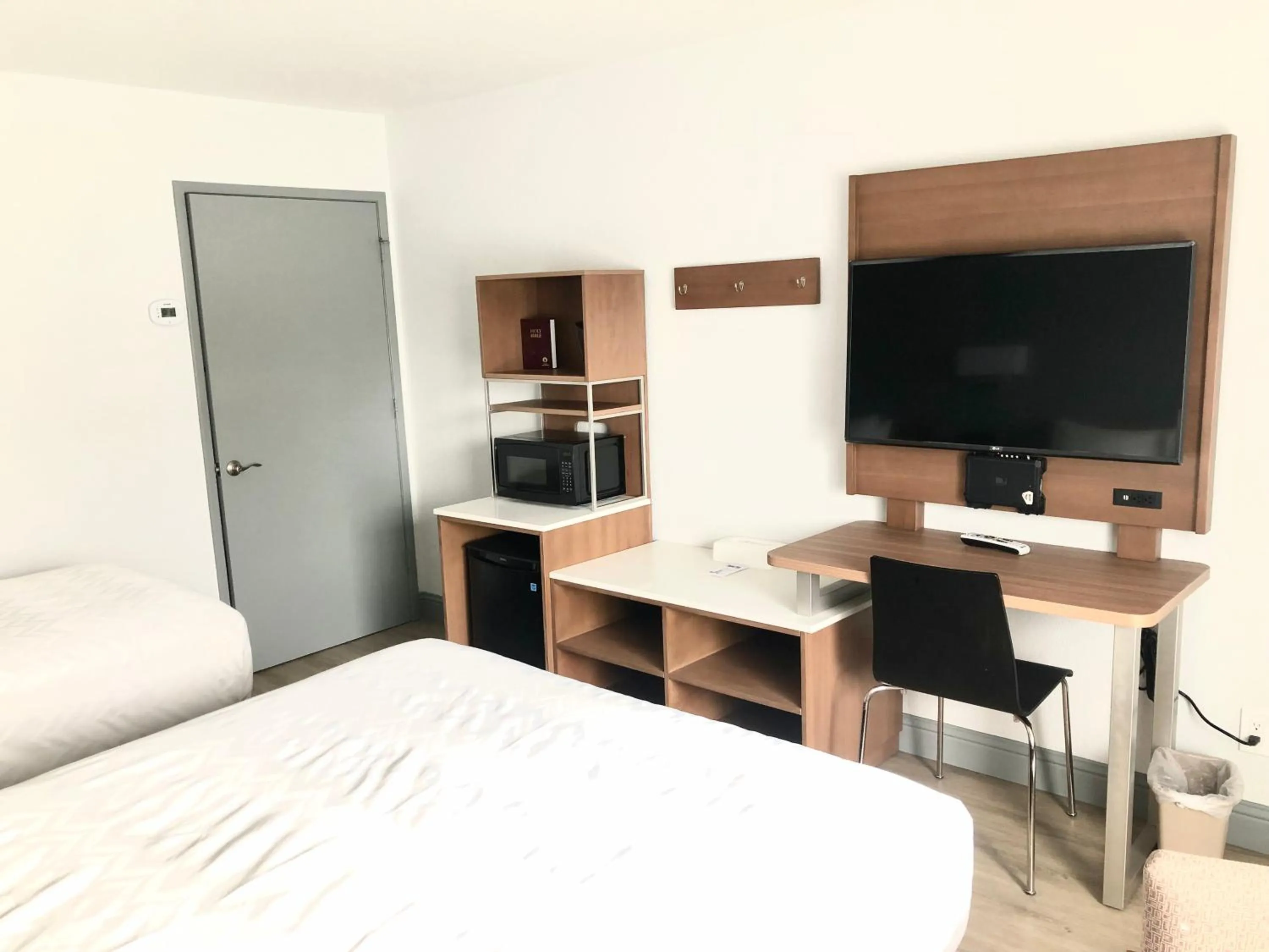 TV and multimedia, Bed in Super 8 by Wyndham Fort Bragg