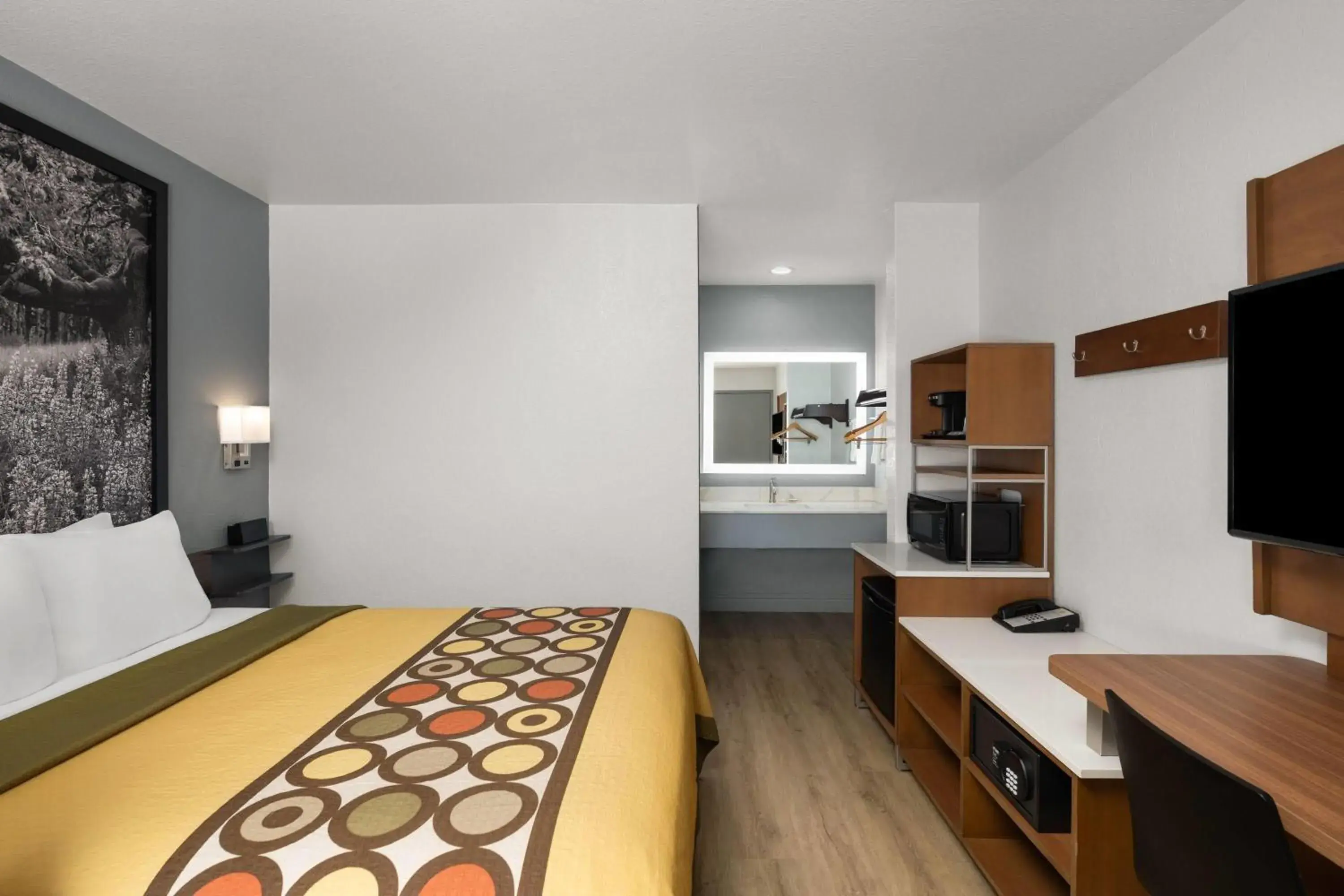 Queen Room - Non-Smoking in Super 8 by Wyndham Fort Bragg Queen Room - Non-Smoking in Super 8 by Wyndham Fort Bragg