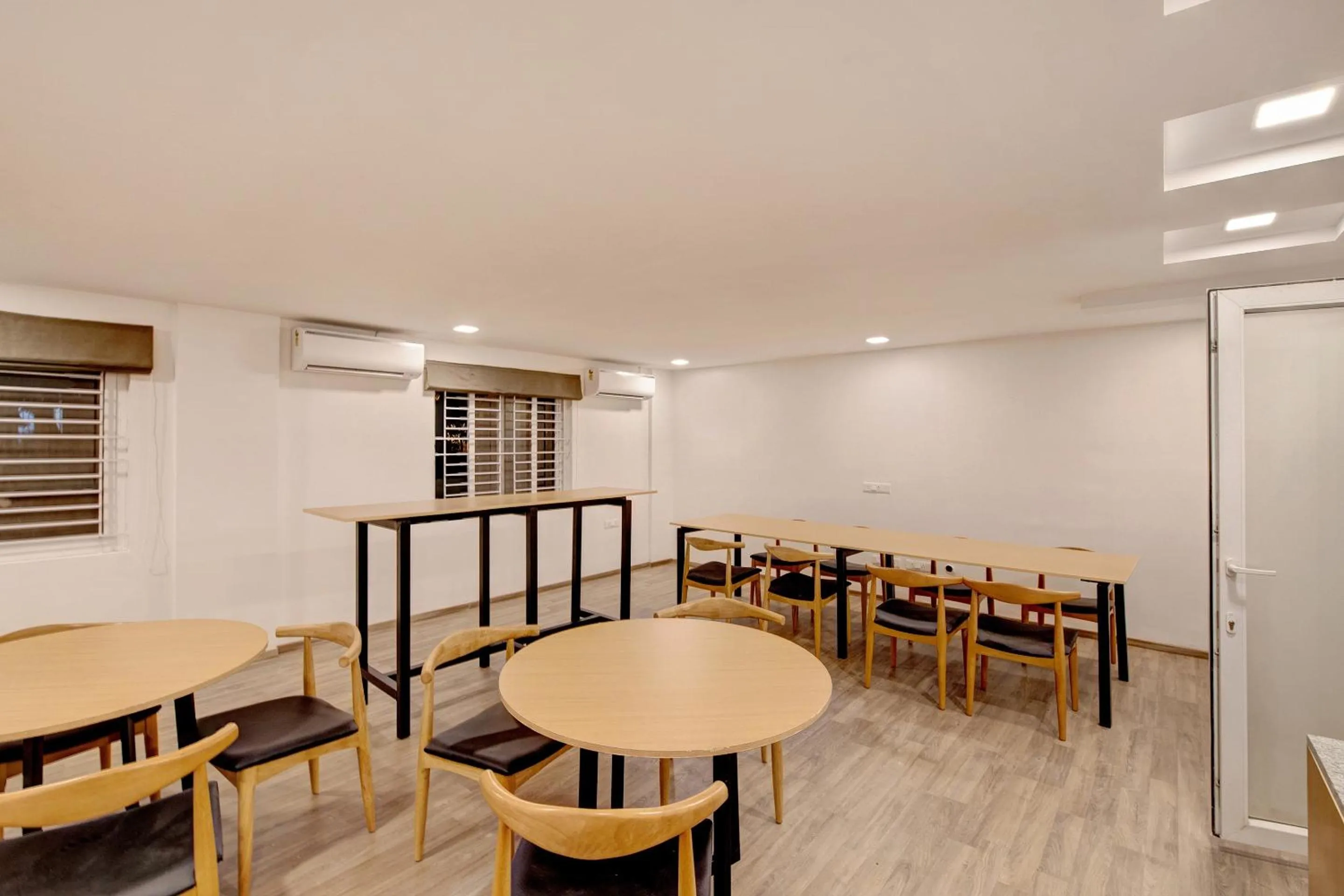 Restaurant/places to eat in Super Townhouse Siri Residency
