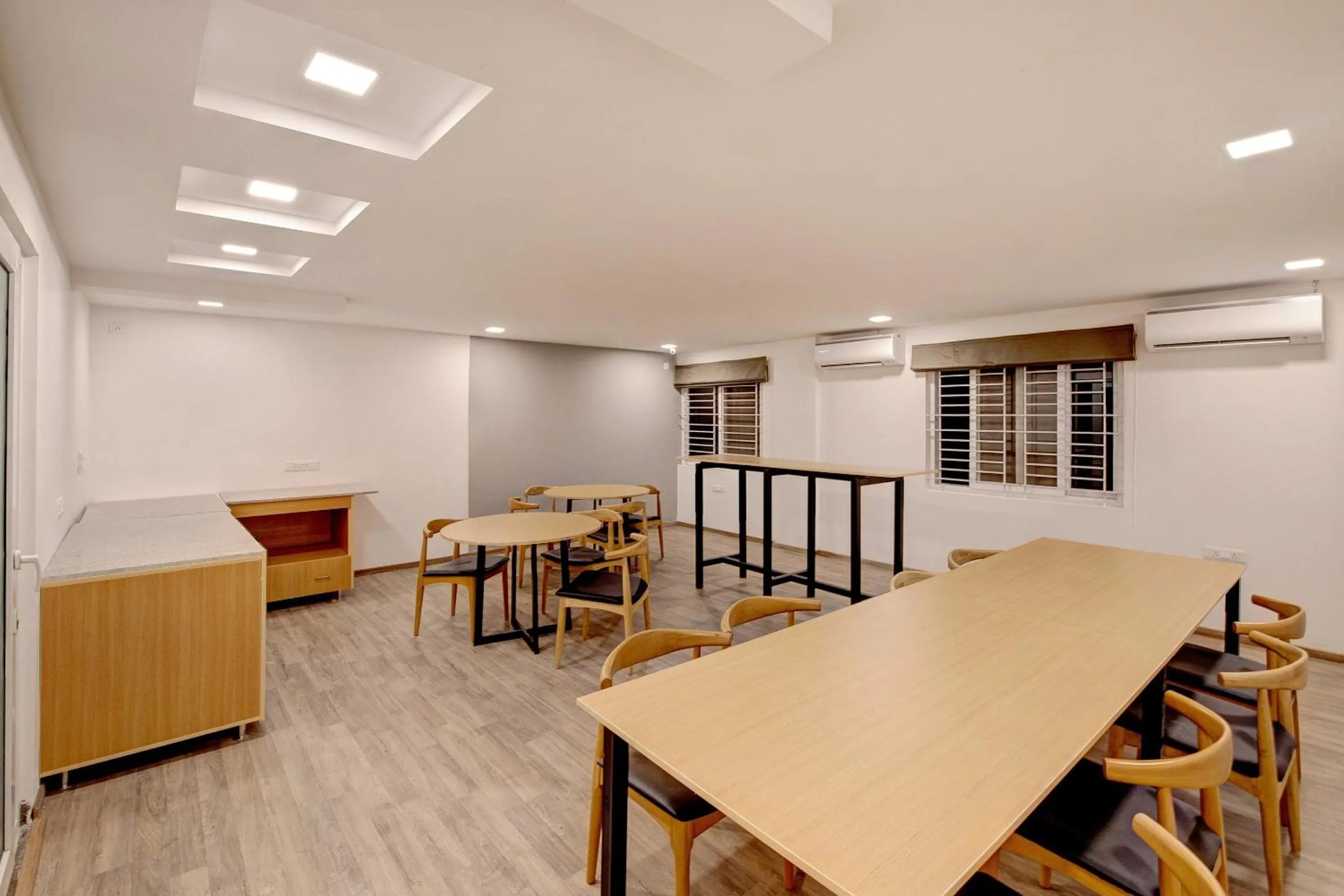 Restaurant/places to eat in Super Townhouse Siri Residency