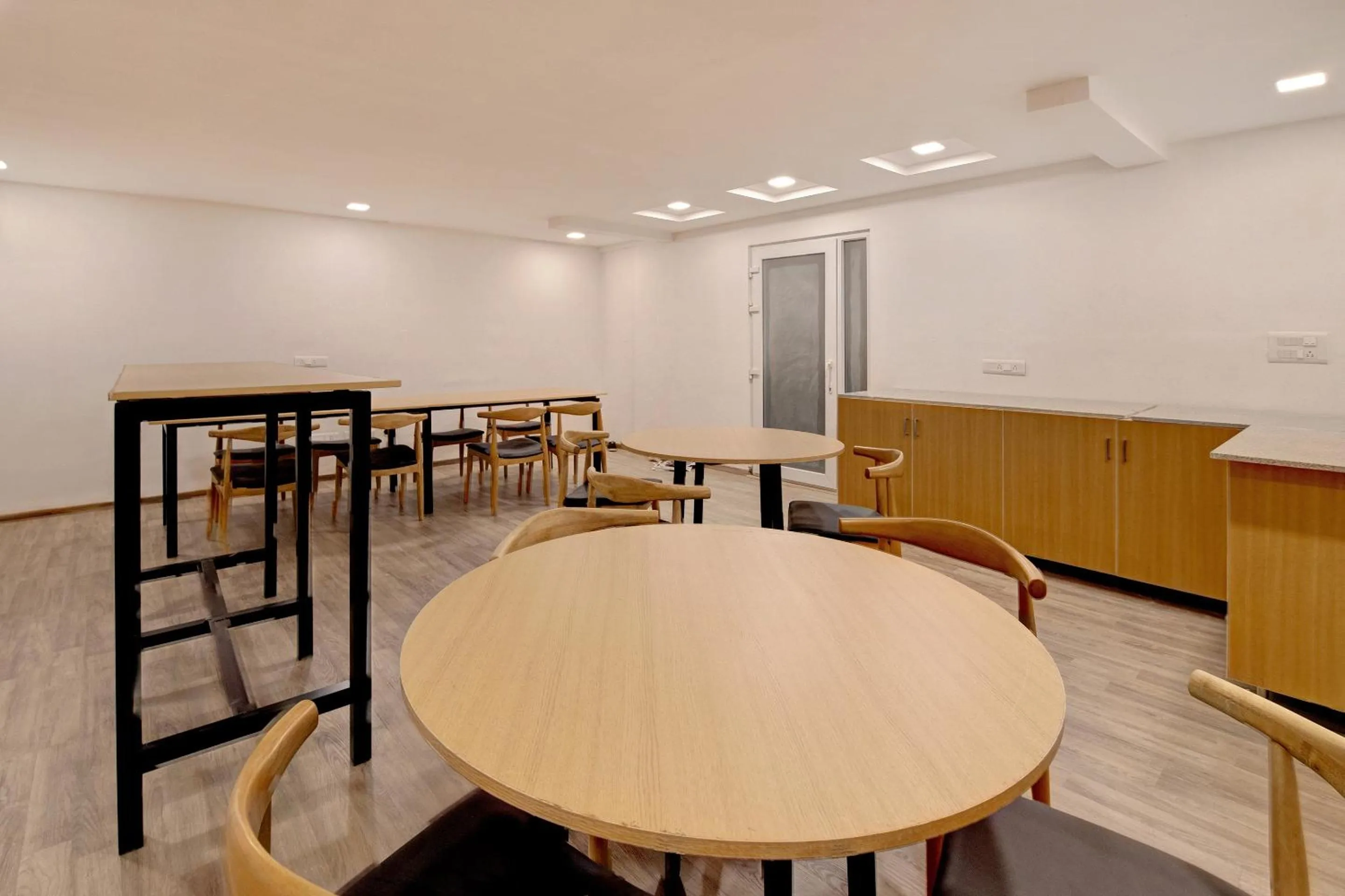 Restaurant/places to eat in Super Townhouse Siri Residency