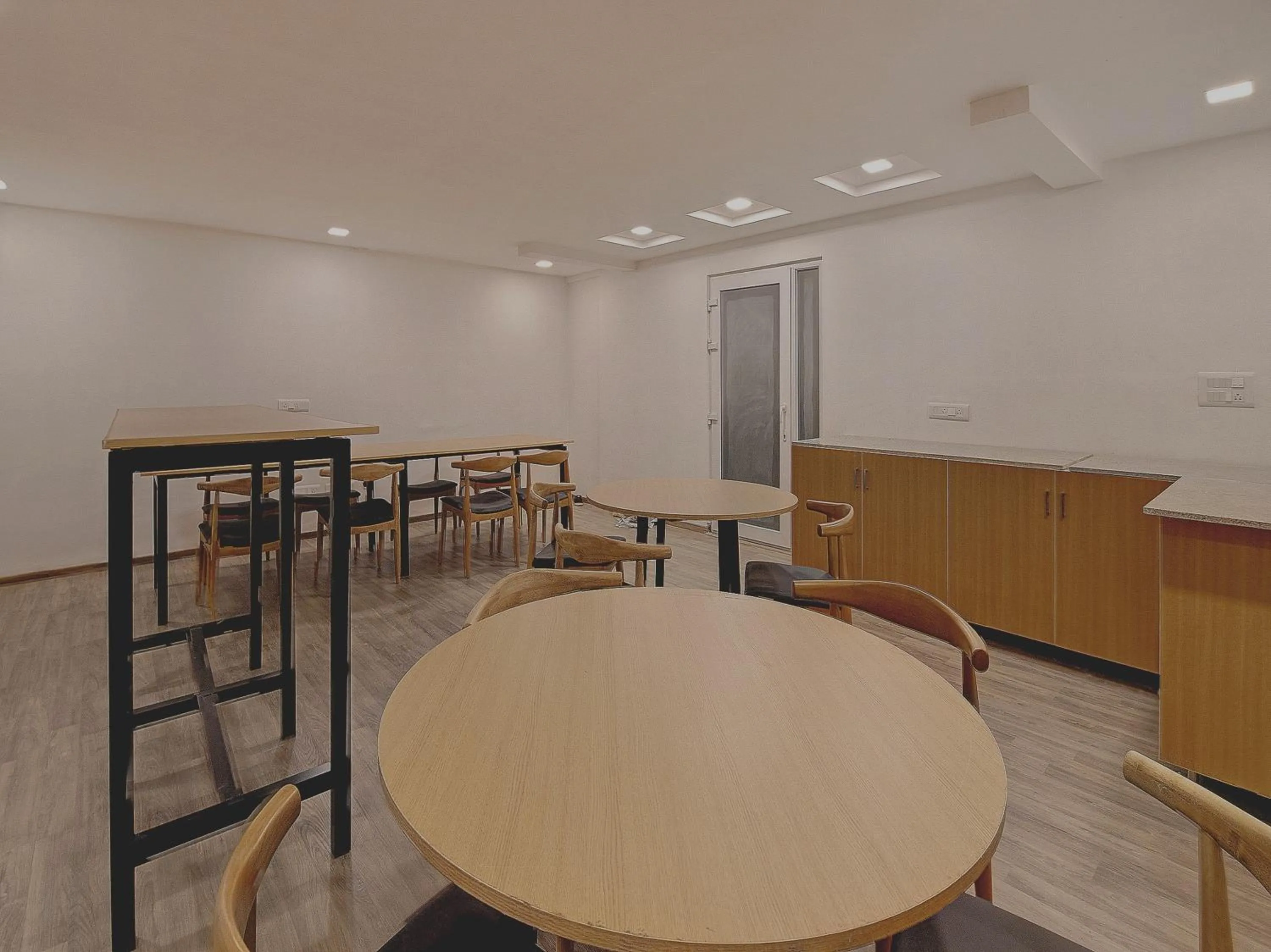 Restaurant/places to eat in Super Townhouse Siri Residency