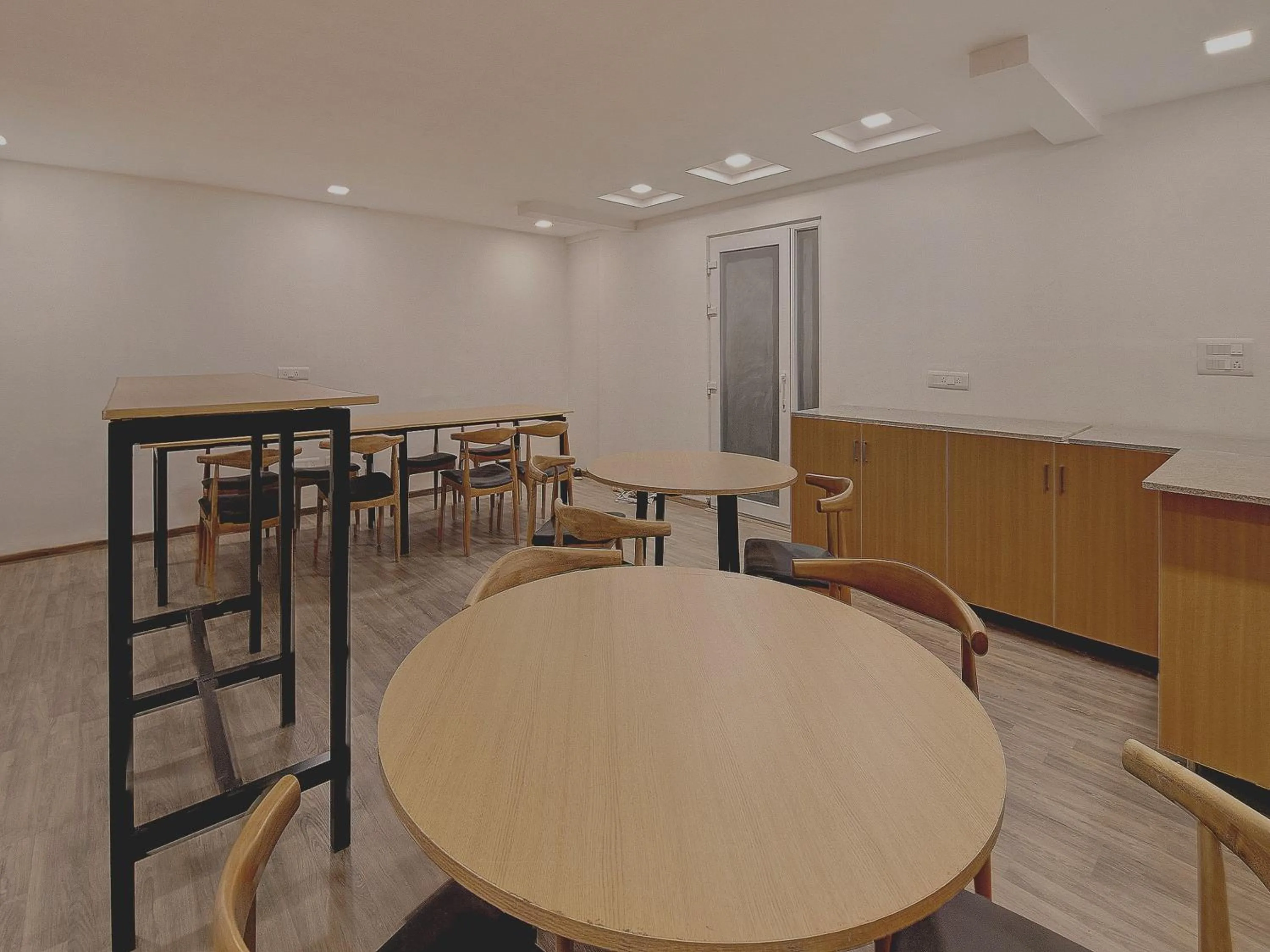 Restaurant/places to eat in Super Townhouse Siri Residency