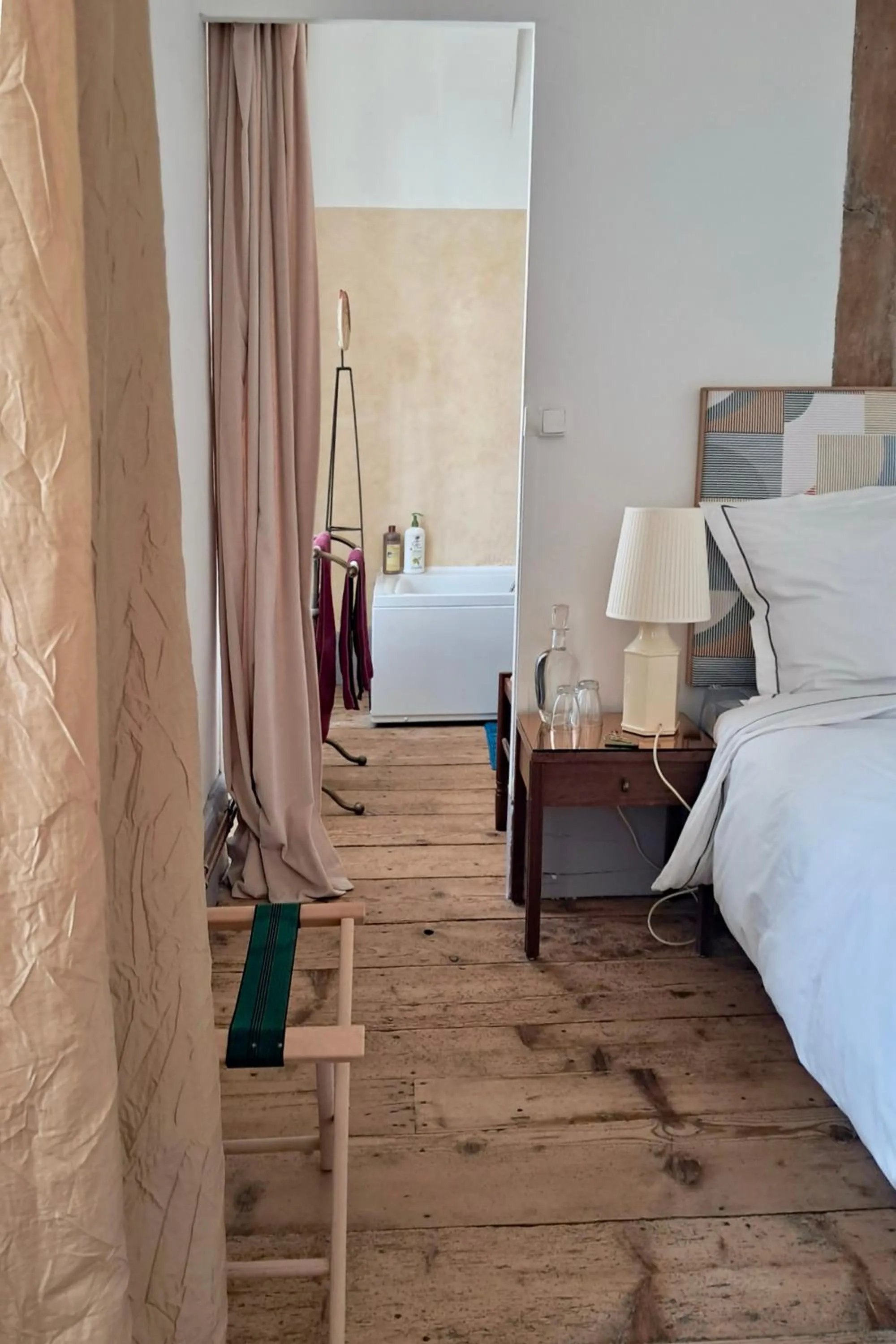 Bedroom, Bed in L'ancienne comédie