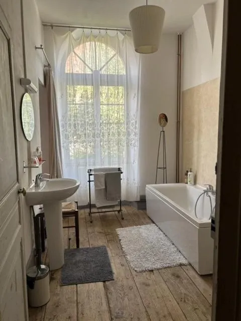 Bathroom, Bed in L'ancienne comédie