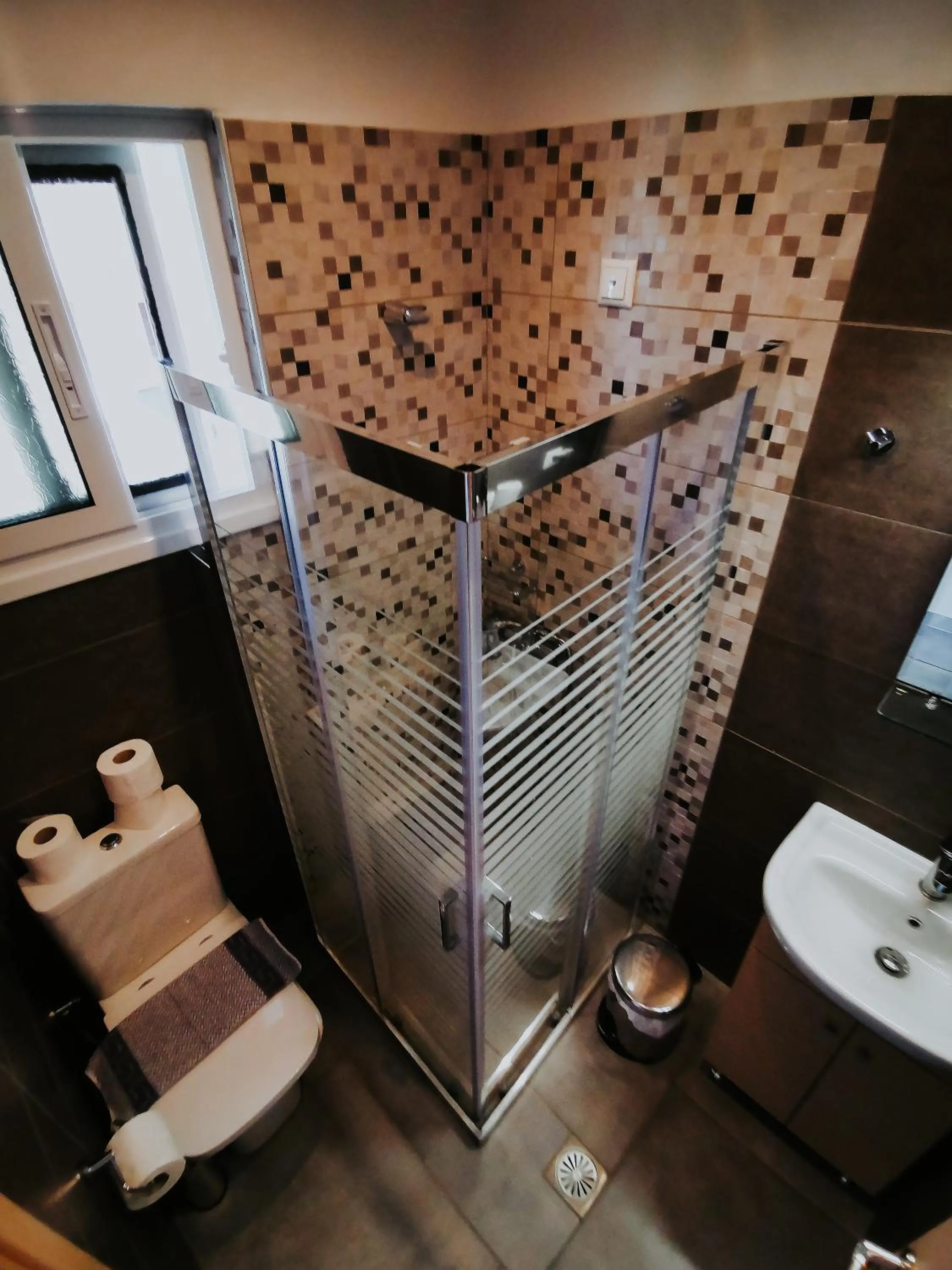 Shower in 3 Island View Hotel