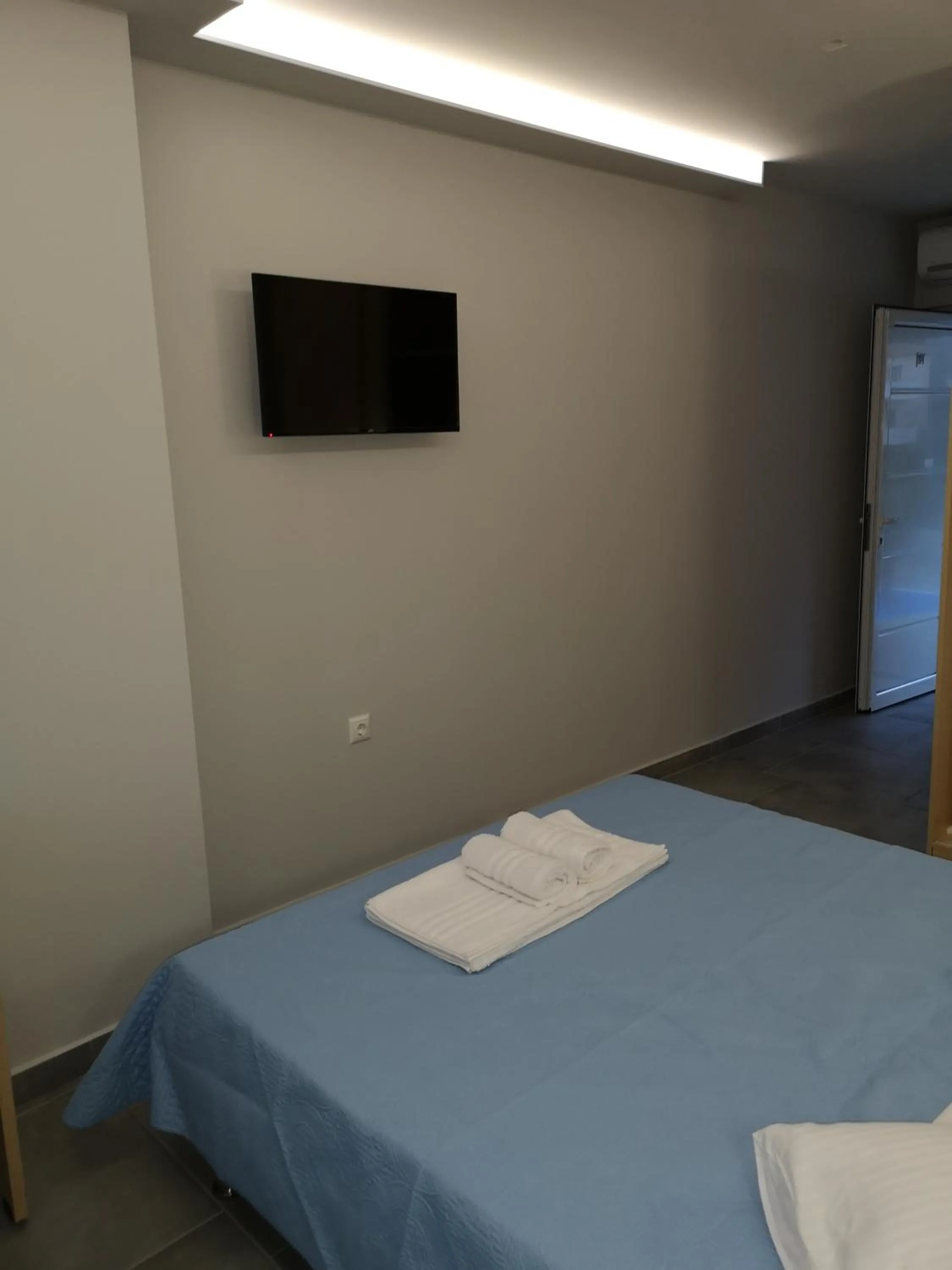 Bed in 3 Island View Hotel