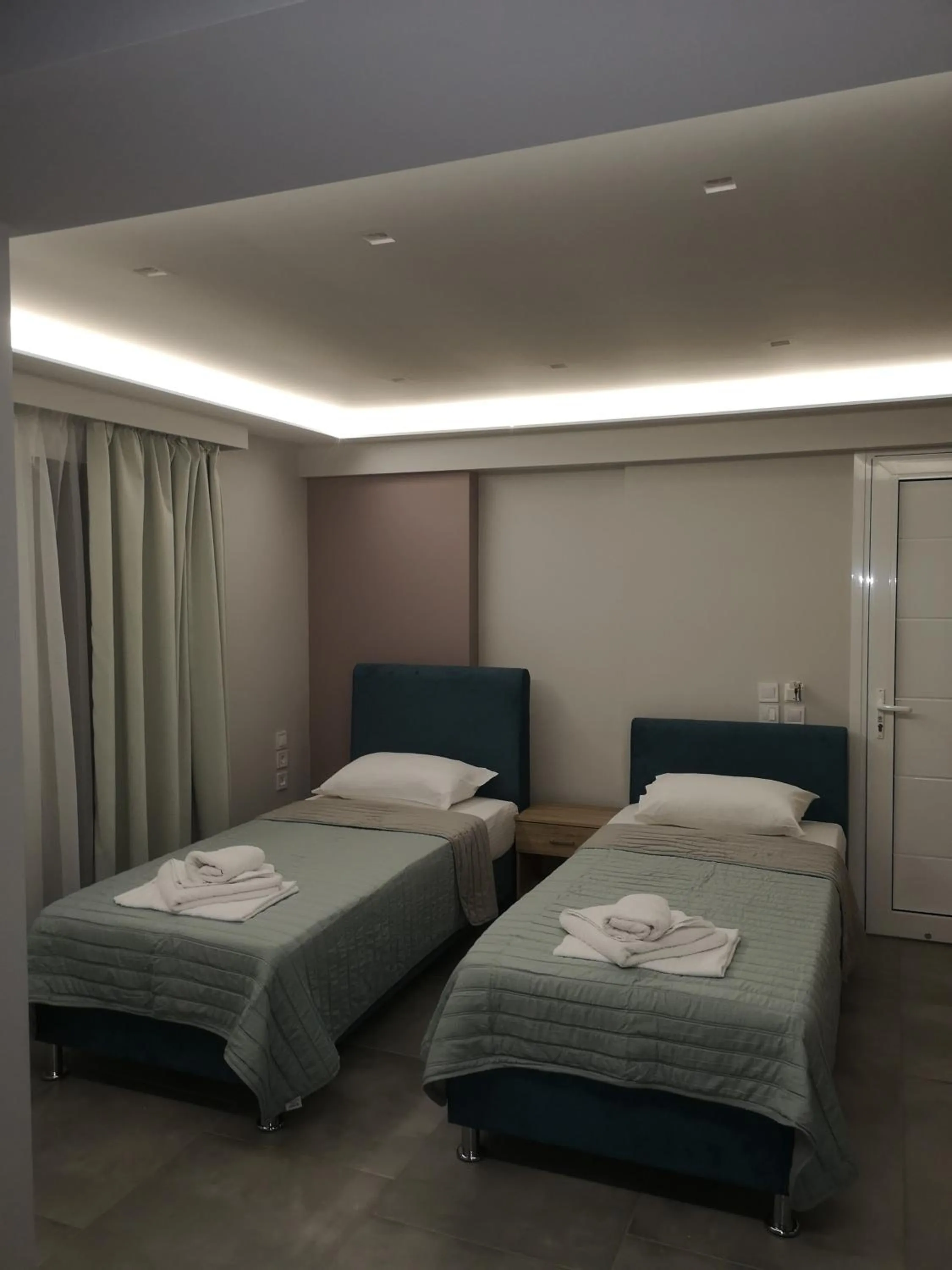 Bed in 3 Island View Hotel