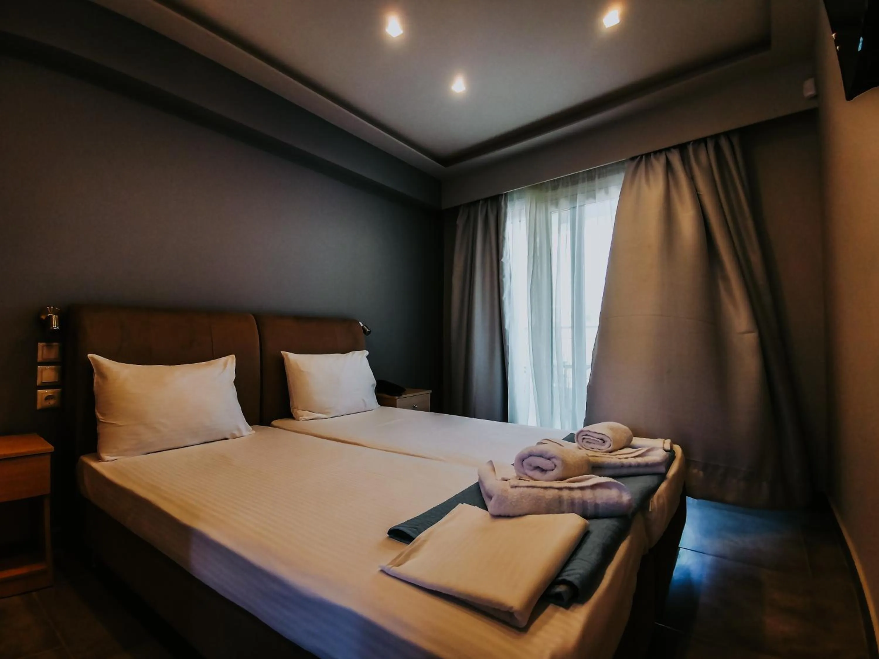 Bed in 3 Island View Hotel