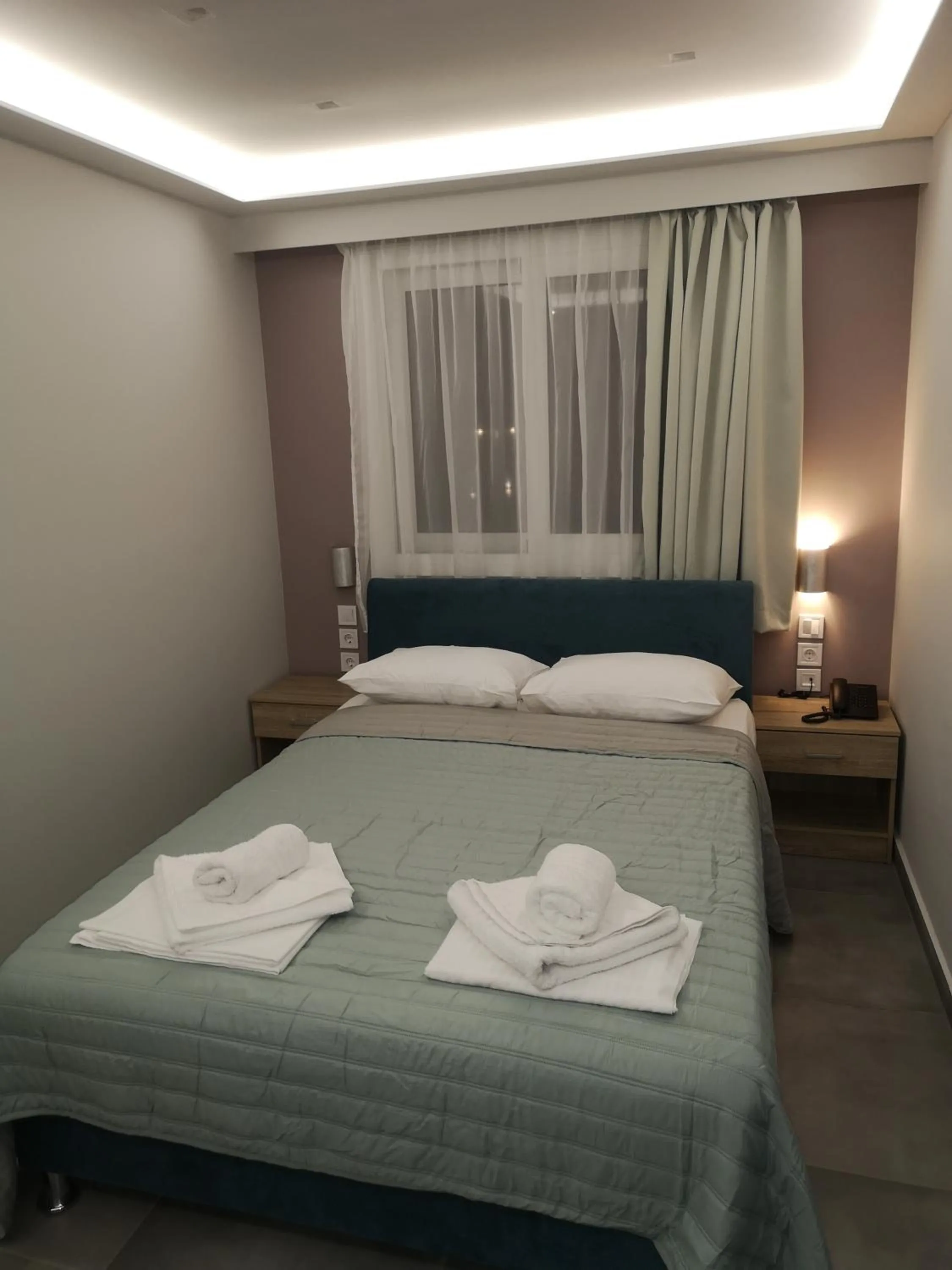 Bed in 3 Island View Hotel