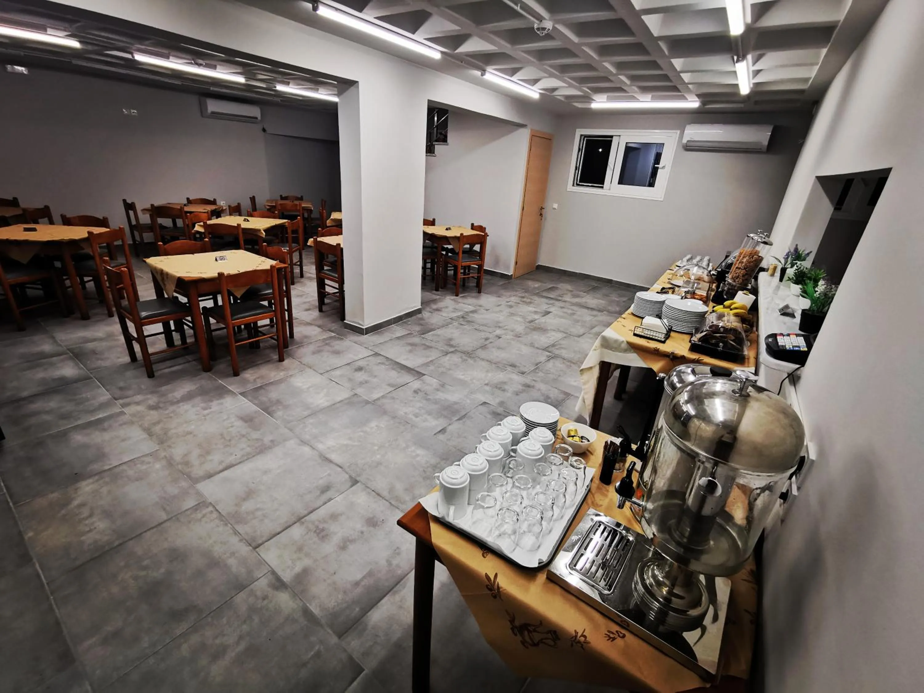 Restaurant/places to eat in 3 Island View Hotel