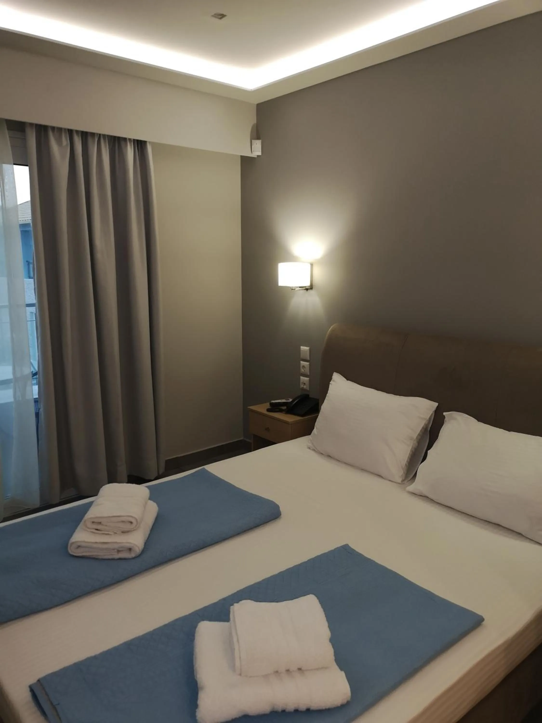 Bed in 3 Island View Hotel