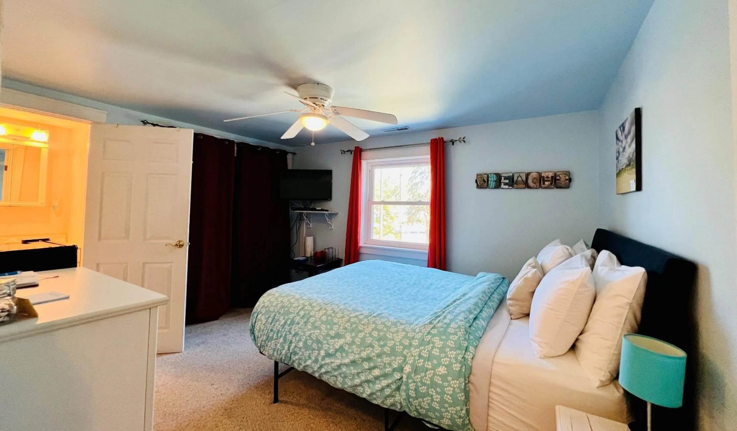 Bedroom, Bed in New Buffalo Inn & Spa