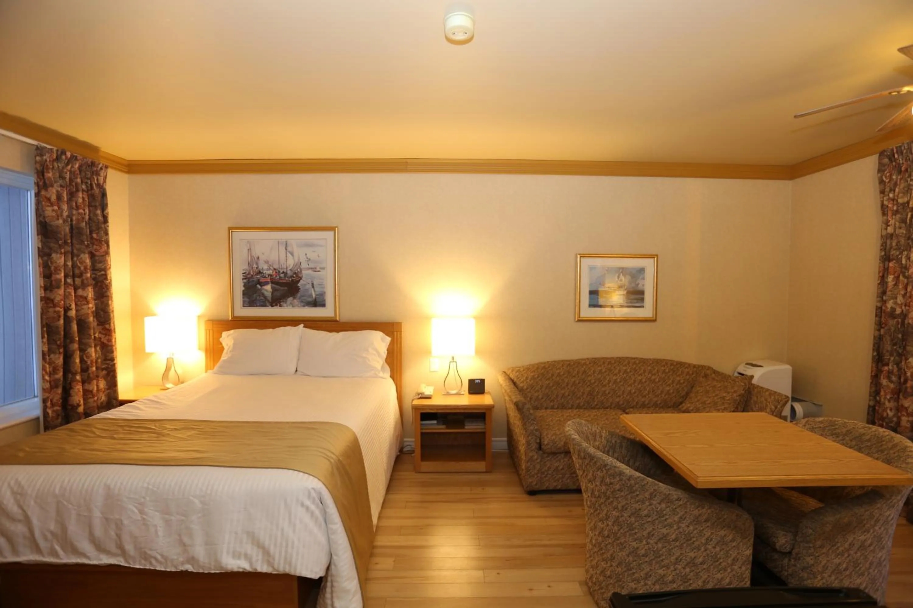 Bed in Motel Grand-Pré Inc