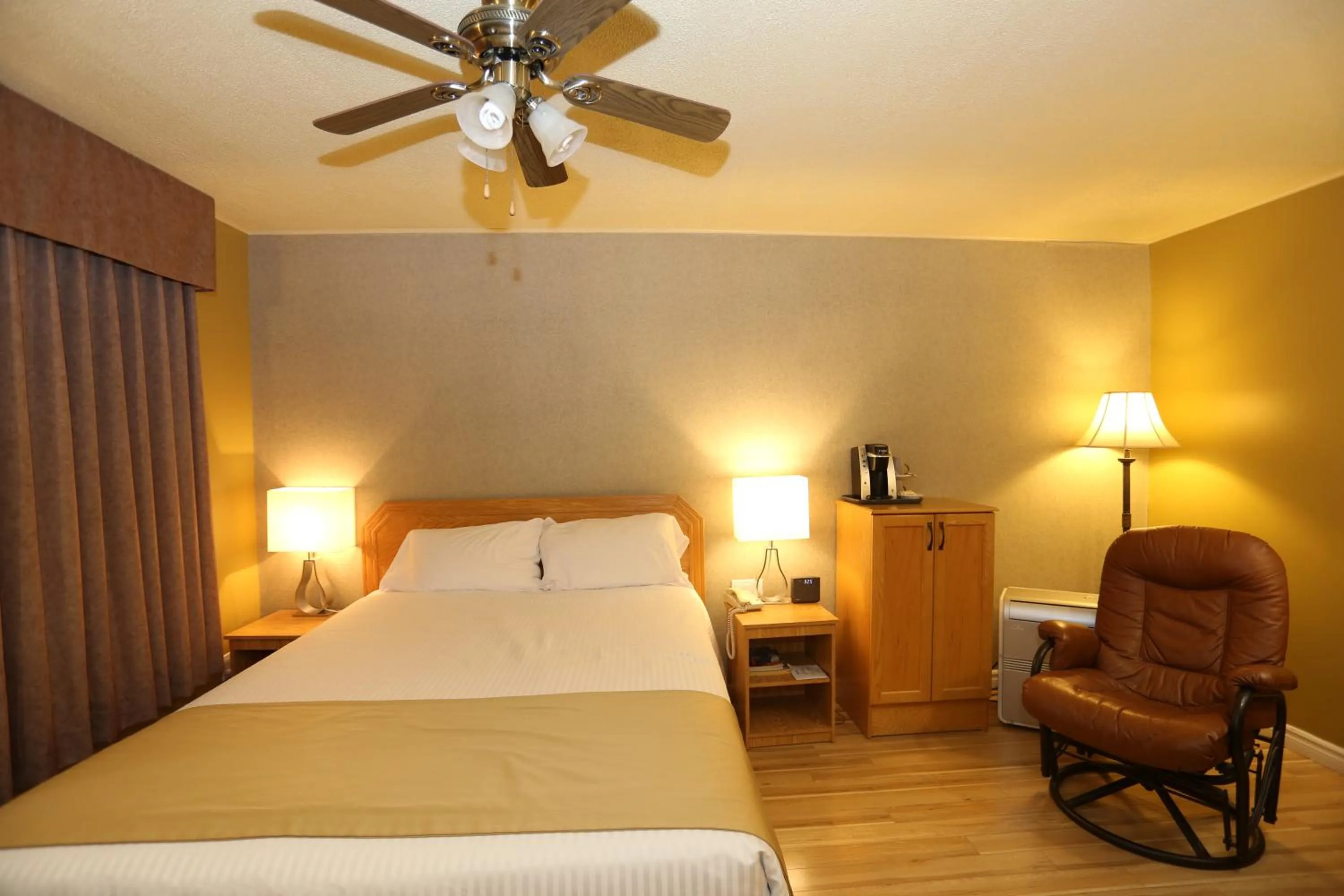 Bed in Motel Grand-Pré Inc