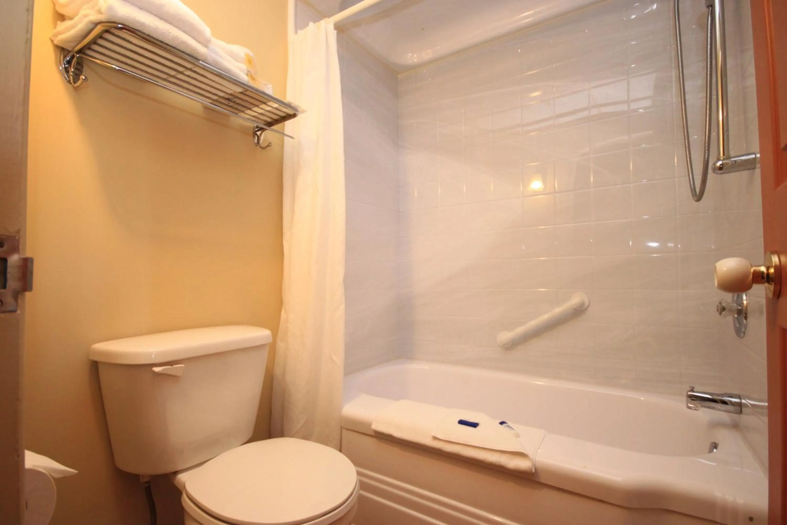 Bathroom in Motel Grand-Pré Inc