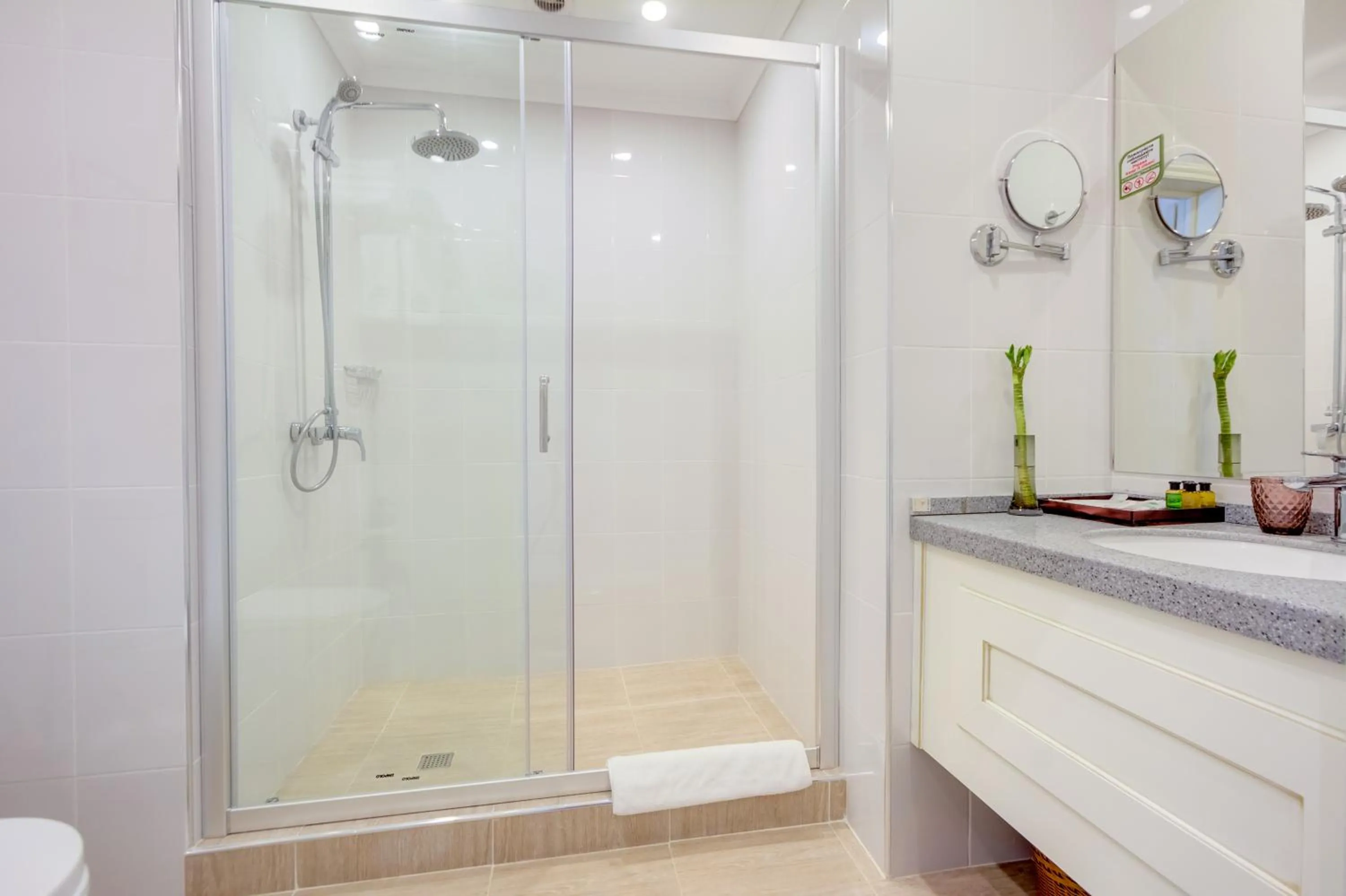 Shower in Garden Hotel & SPA