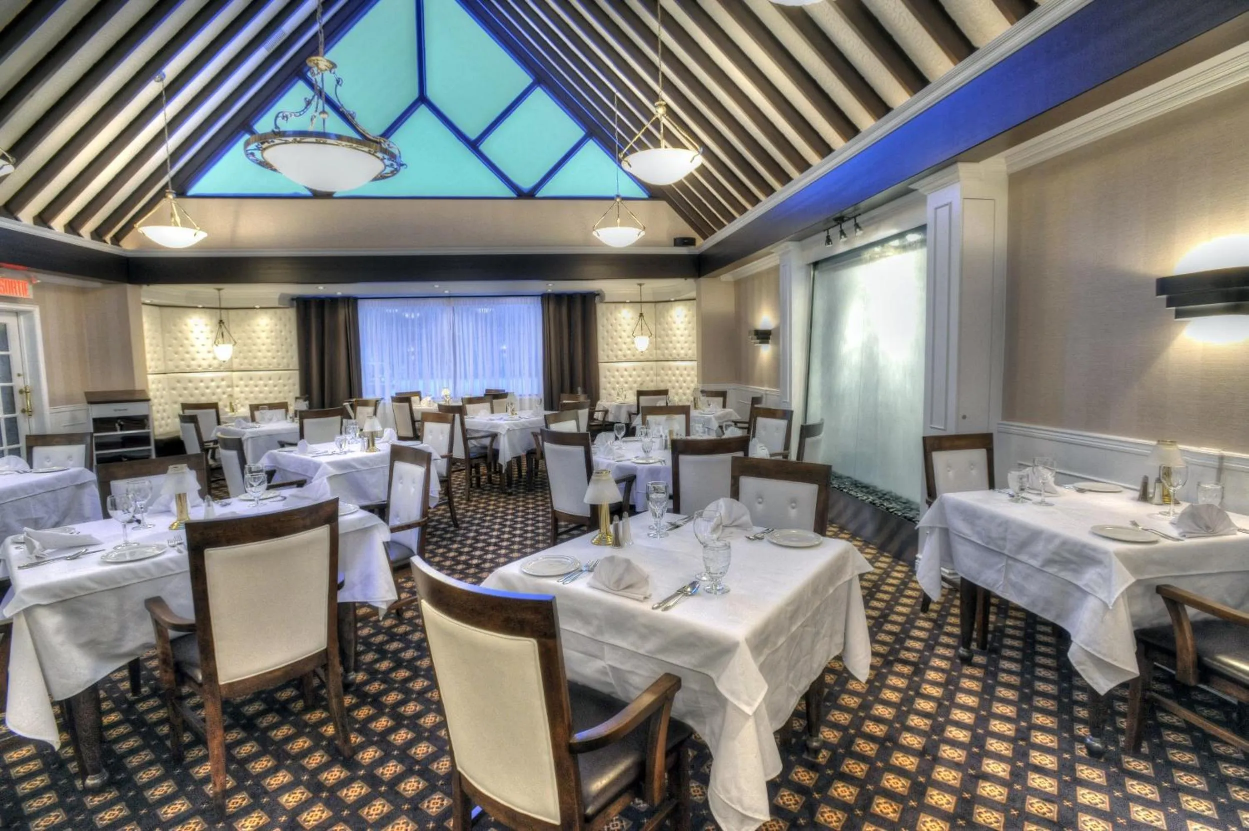 Restaurant/places to eat in L'Escale Hôtel Suites