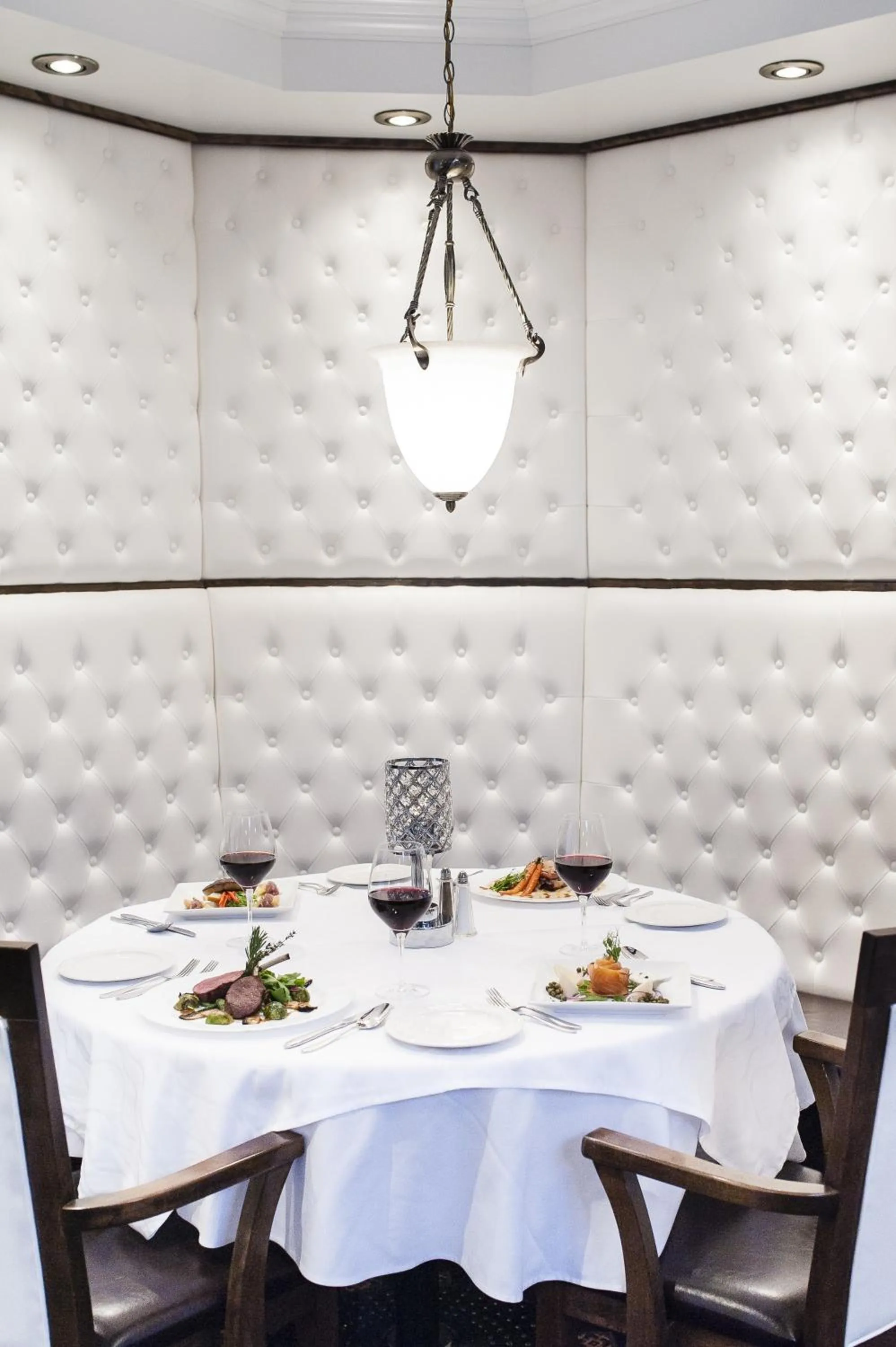 Restaurant/places to eat in L'Escale Hôtel Suites